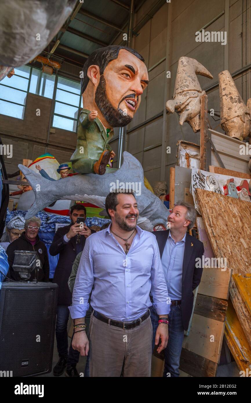 Viareggio, Lucca/Italien 22. Februar 2020 Matteo Salvini besucht die Zitadelle des Karnevals. Stockfoto