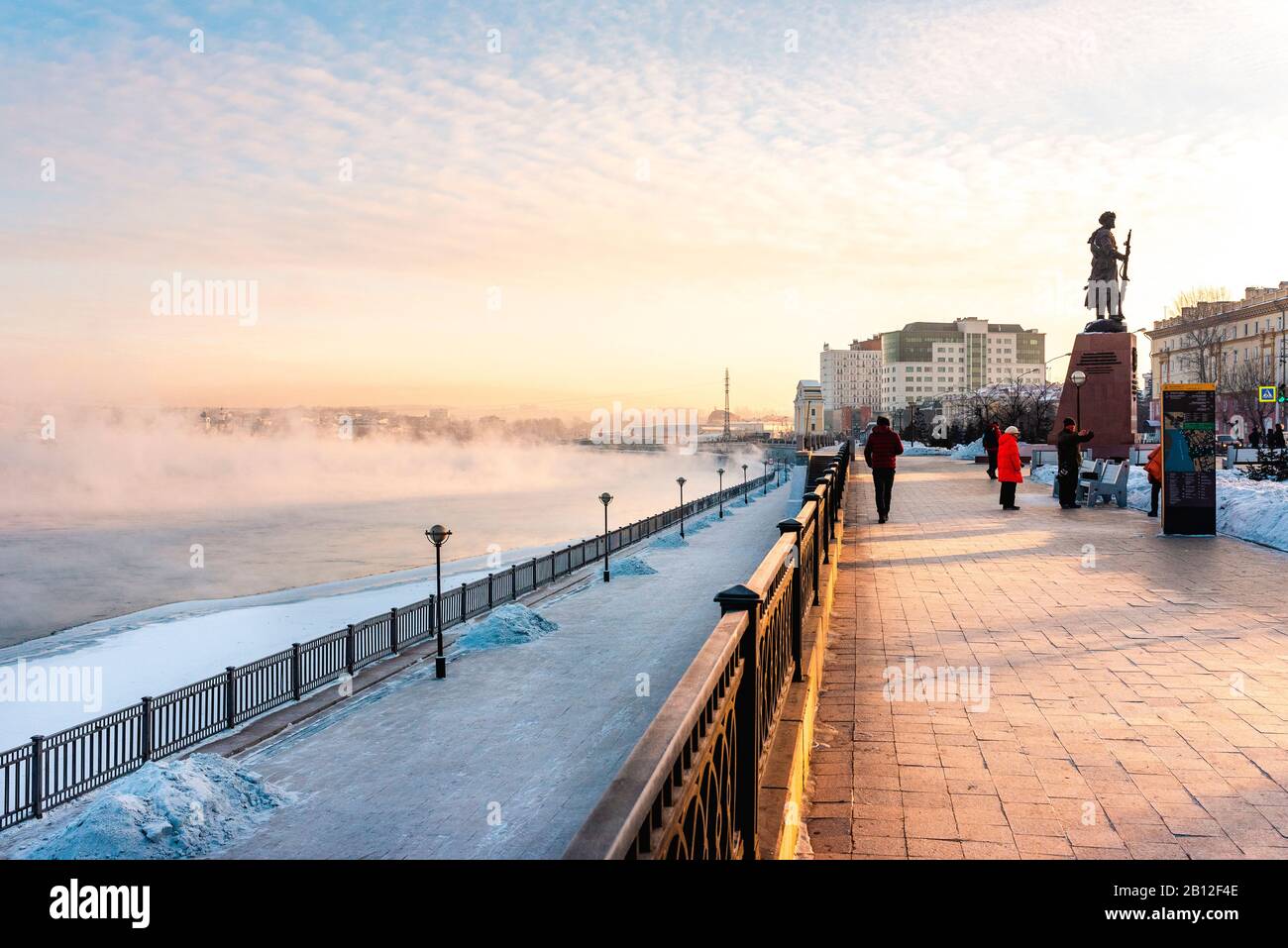 Strandpromenade und Fußgängerzone am Ufer des Flusses Irkut, Irkutsk, Sibirien, Russland Stockfoto