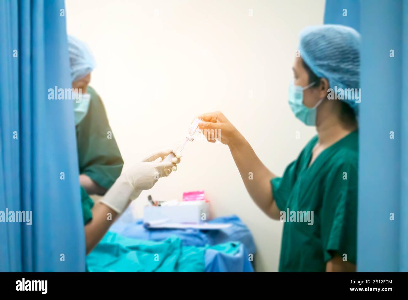 Verschwommenes Bild von Chirurgenteams, die Operationen in steriler Umgebung des Krankenhauses durchführen, oder Gruppe von Chirurgen im Operationssaal mit chirurgischen Geräten. Stockfoto