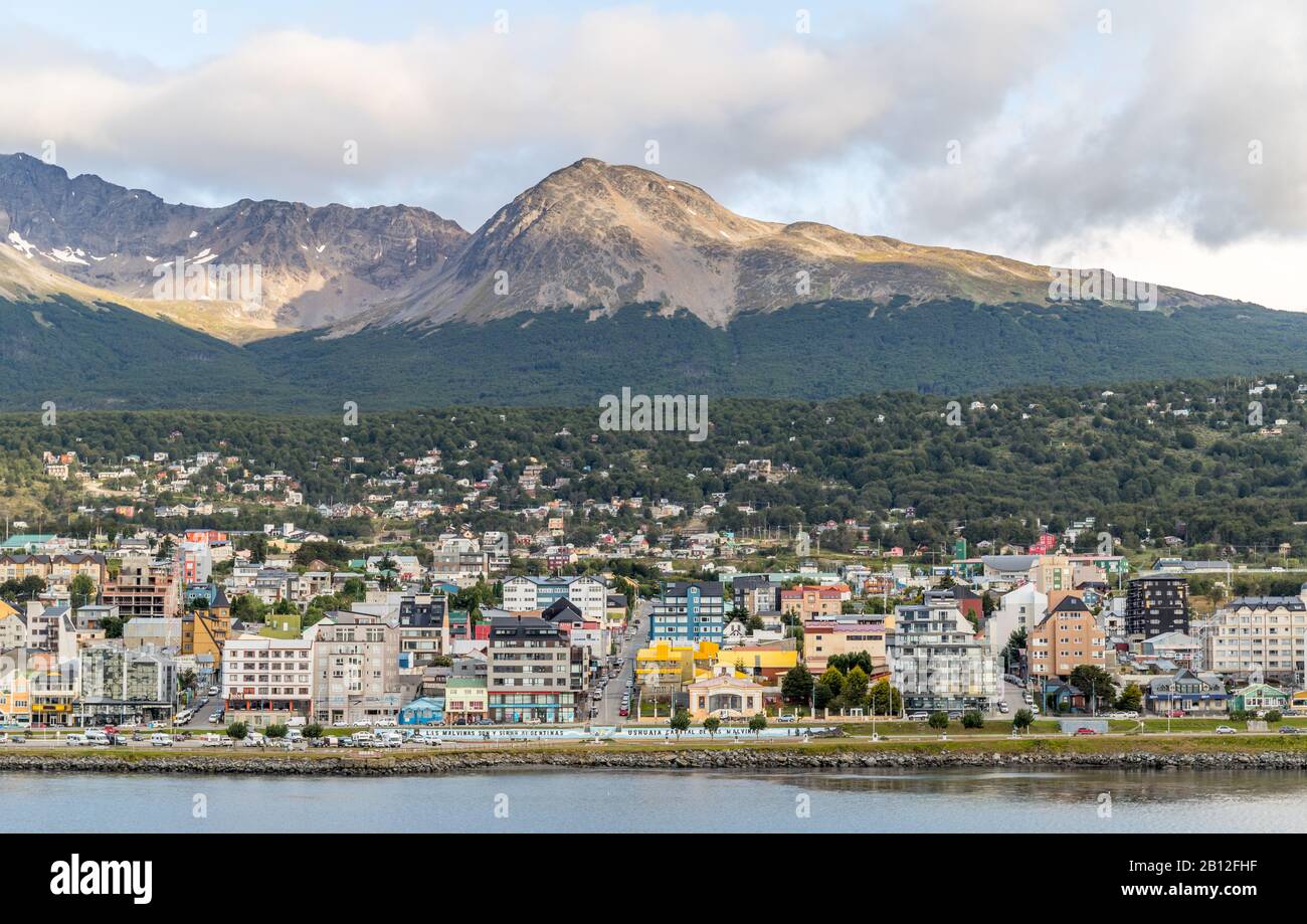 Ushuaia/Argentinien- 23. Januar 2020: Der südargentinische Hafen von Ushuaia bietet Andocken für eine große Anzahl von Kreuzfahrtschiffen, die ihn als b nutzen Stockfoto