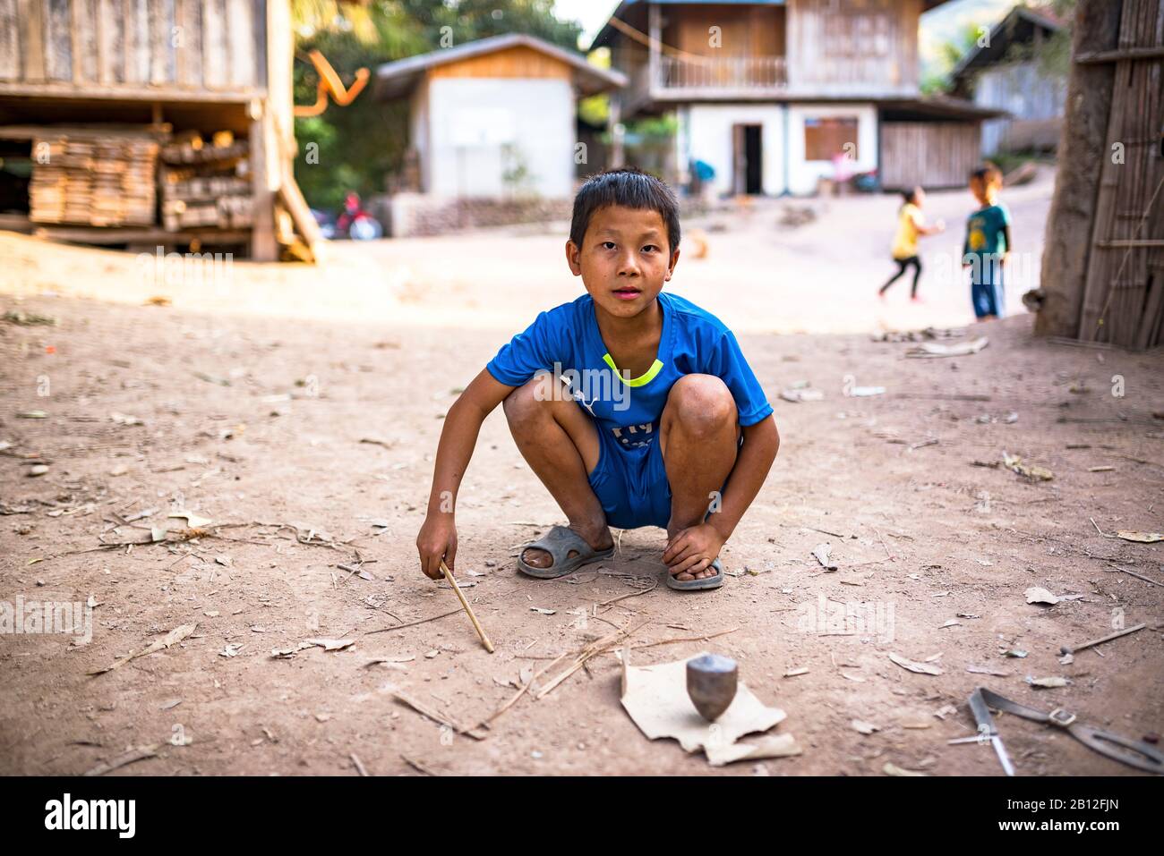 Spielende Kinder in einem Dorf in Laos. Stockfoto