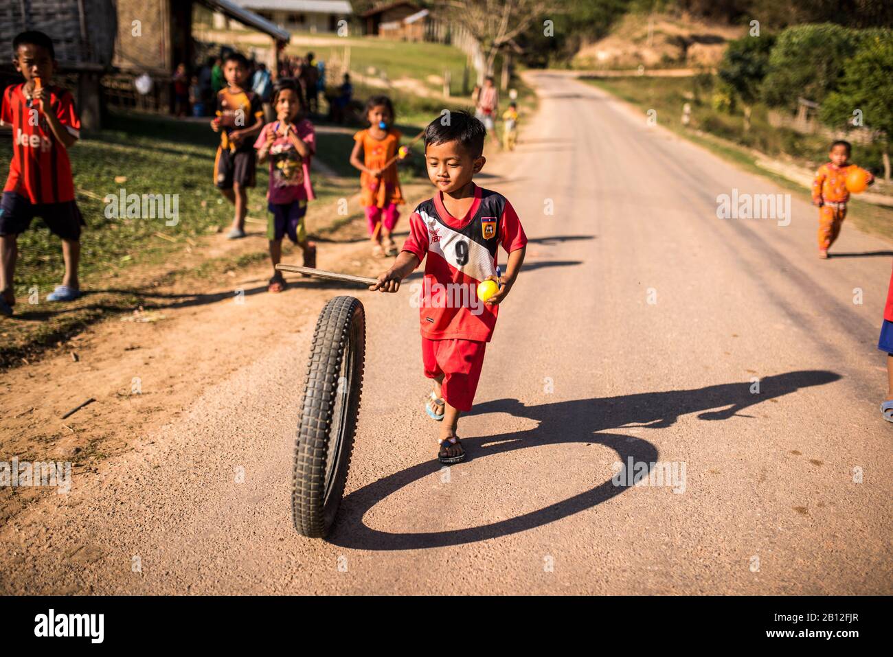 Spielende Kinder in einem Dorf in Laos. Stockfoto