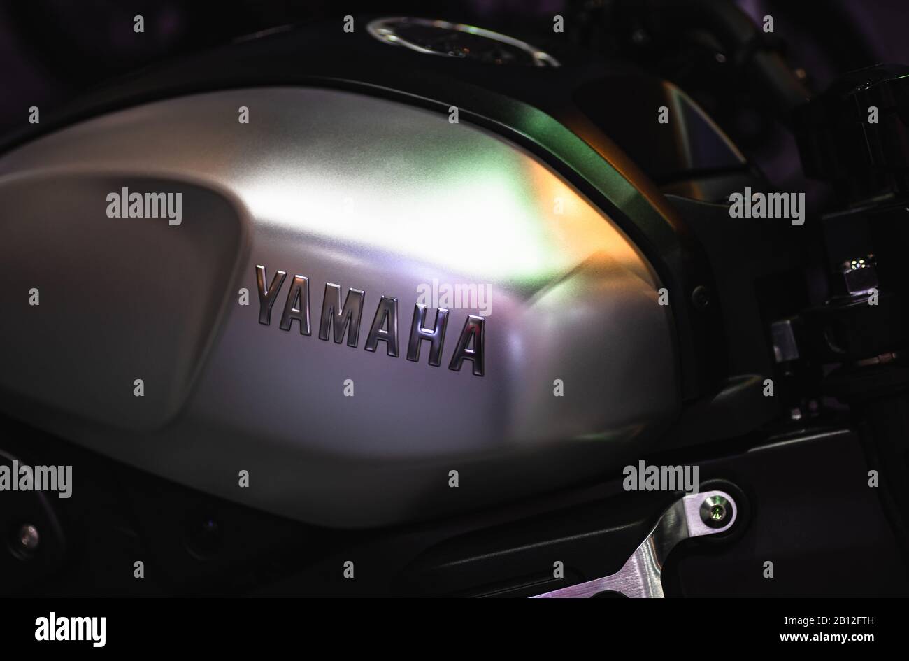 Bangkok, Thailand, 23. Februar 2020: Nahaufnahme des YAMAHA-LOGOS auf der Motorradkarosserie. Yamaha ist einer der berühmten Motorradhersteller im Wor Stockfoto