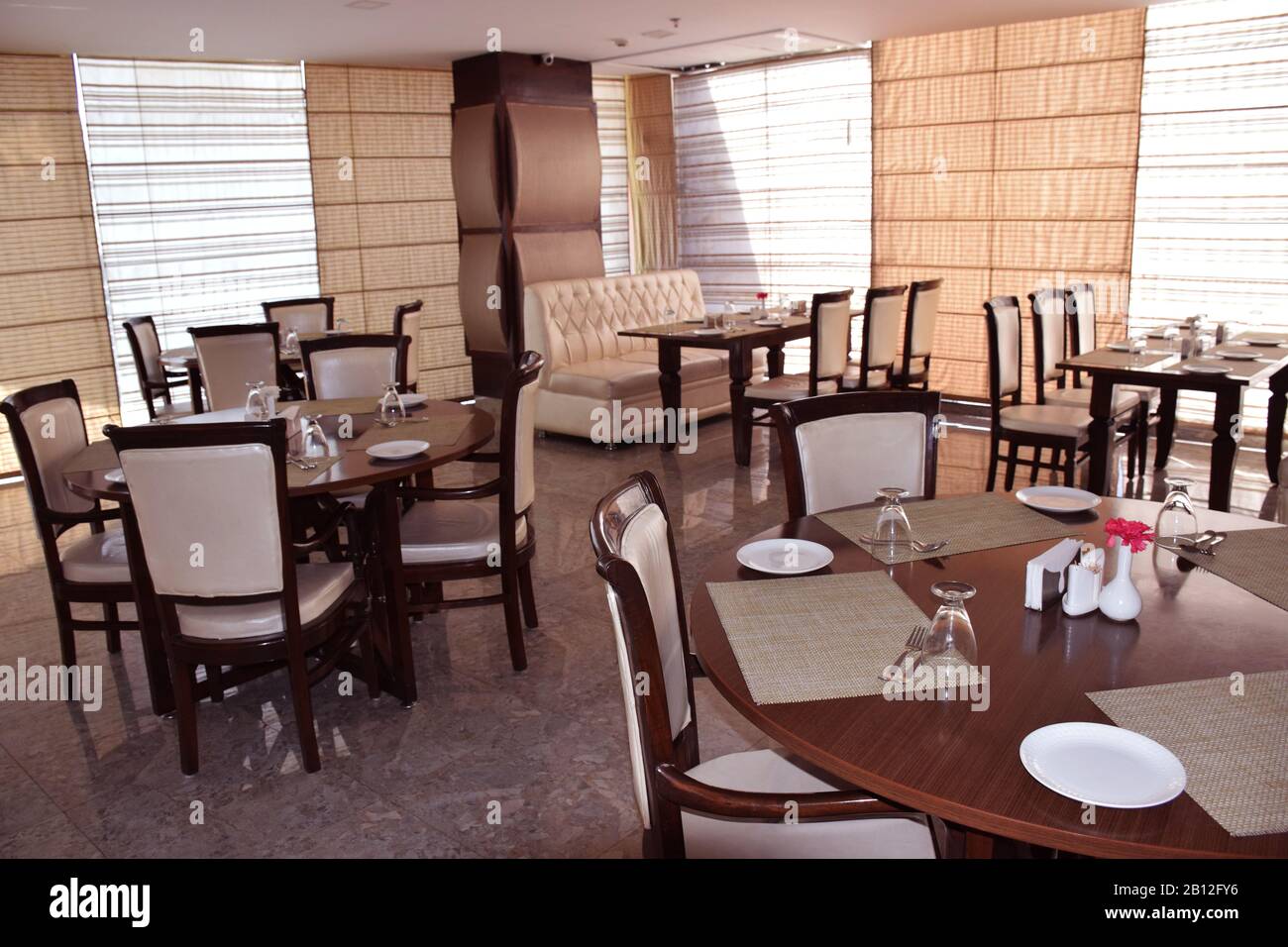 Ein Restaurant eines indischen Hotels oder Hotel Restaurant, Essen, Café, Mittagessen ... Isoliert Stockfoto