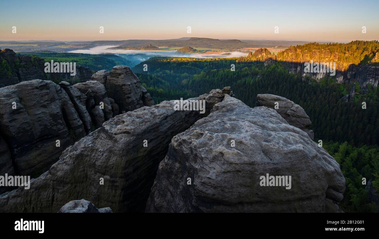 Morgenstimmung im Westen, Elbsansteingebirge, Nationalpark Sächsische Schweiz, Sachsen, Deutschland Stockfoto