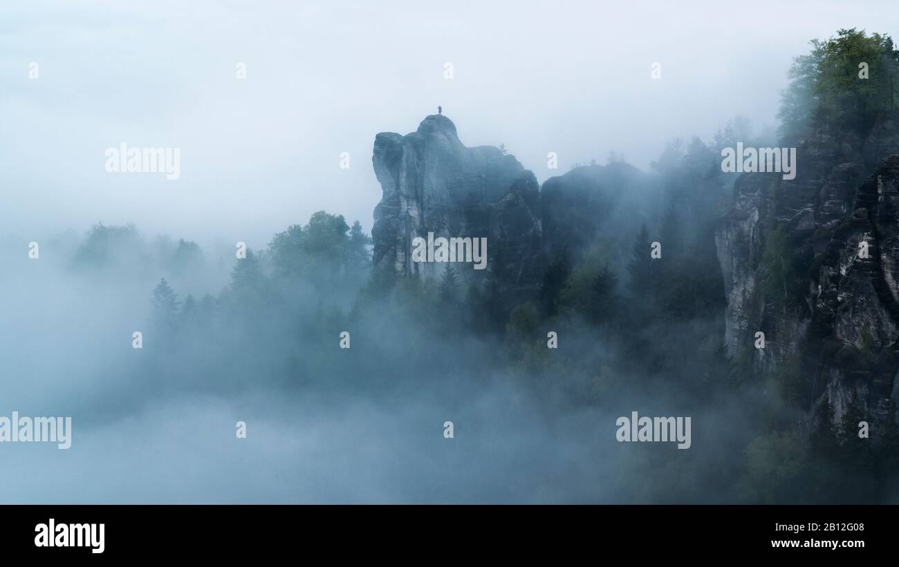 Hexe Abbildung über den Nebel an den Bastai, Sächsische Schweiz, Elbsandsteingebirge, Sachsen, Deutschland Stockfoto