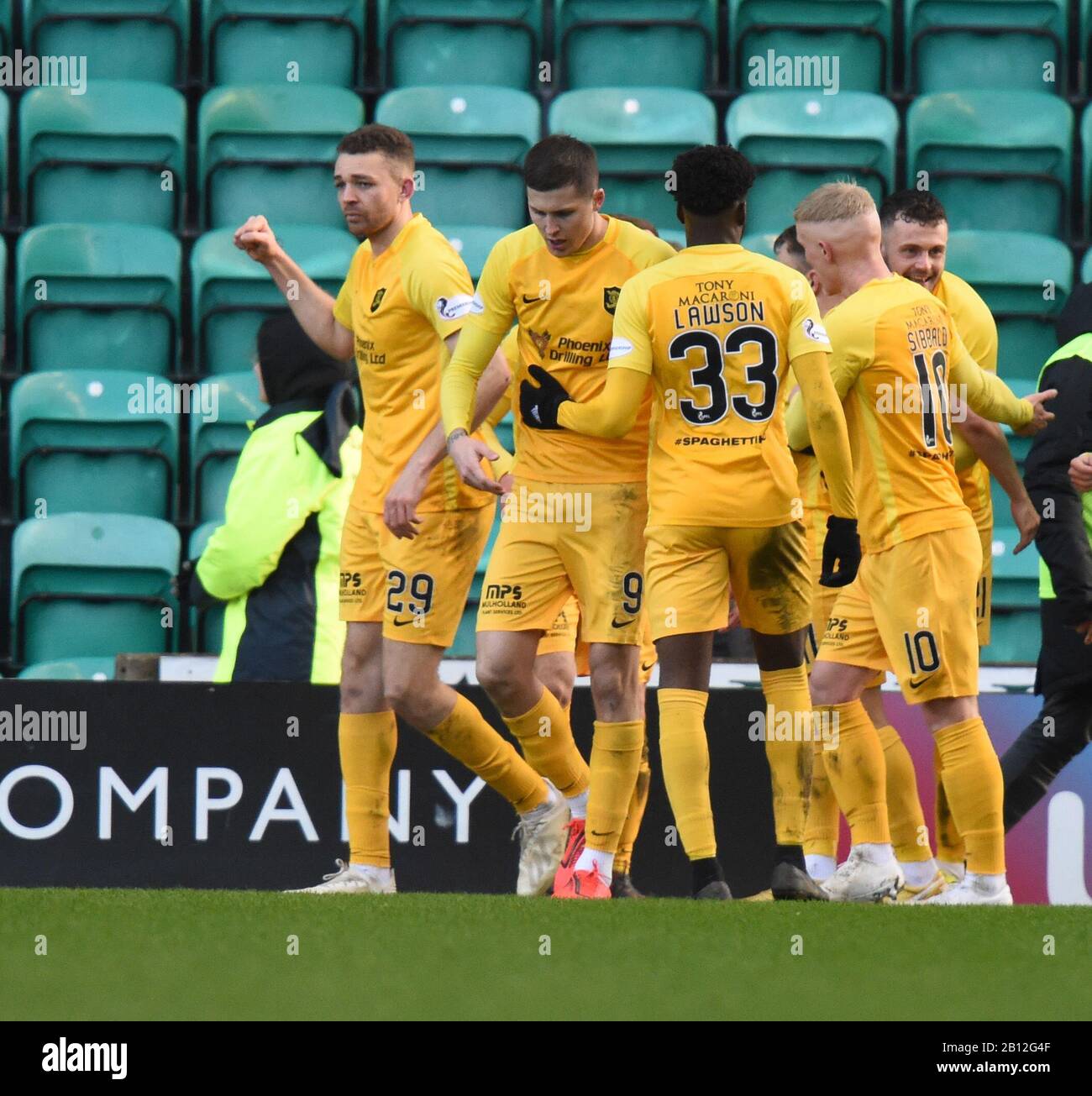 Easter Road Stadium, Edinburgh, Schottland. UK .22. Feb. 20. Scottish Premiership Match Hibernian gegen Livingston. Livi Aaron Taylor -Sinclair (29) feiert sein Ausgleichsziel gegen Hibs Credit: Eric mccowat/Alamy Live News Stockfoto