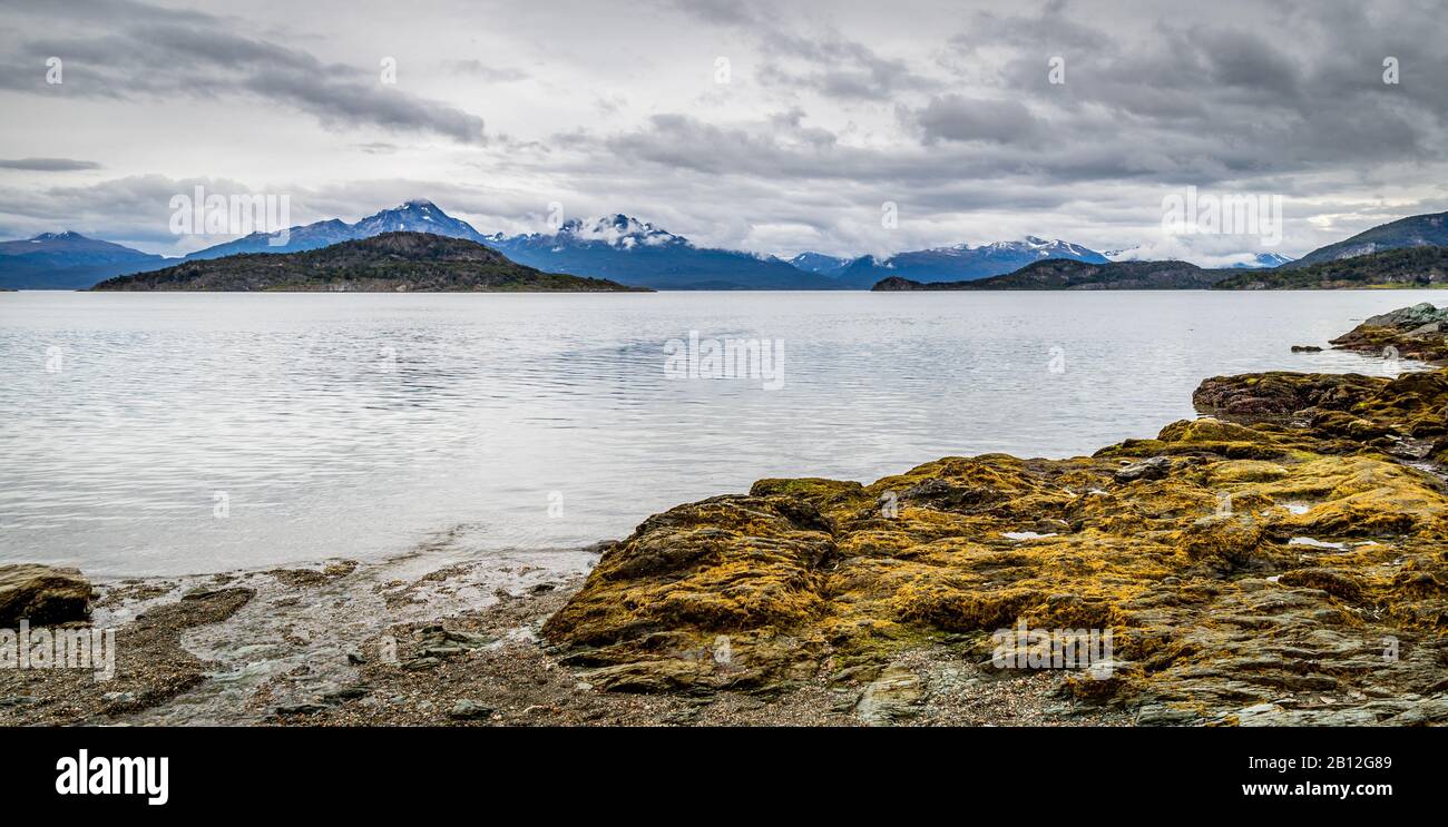 Schöne Berge umgeben die Bucht Bahai Lapataia im Tierra Del Fuego Park, Argentinien. Stockfoto