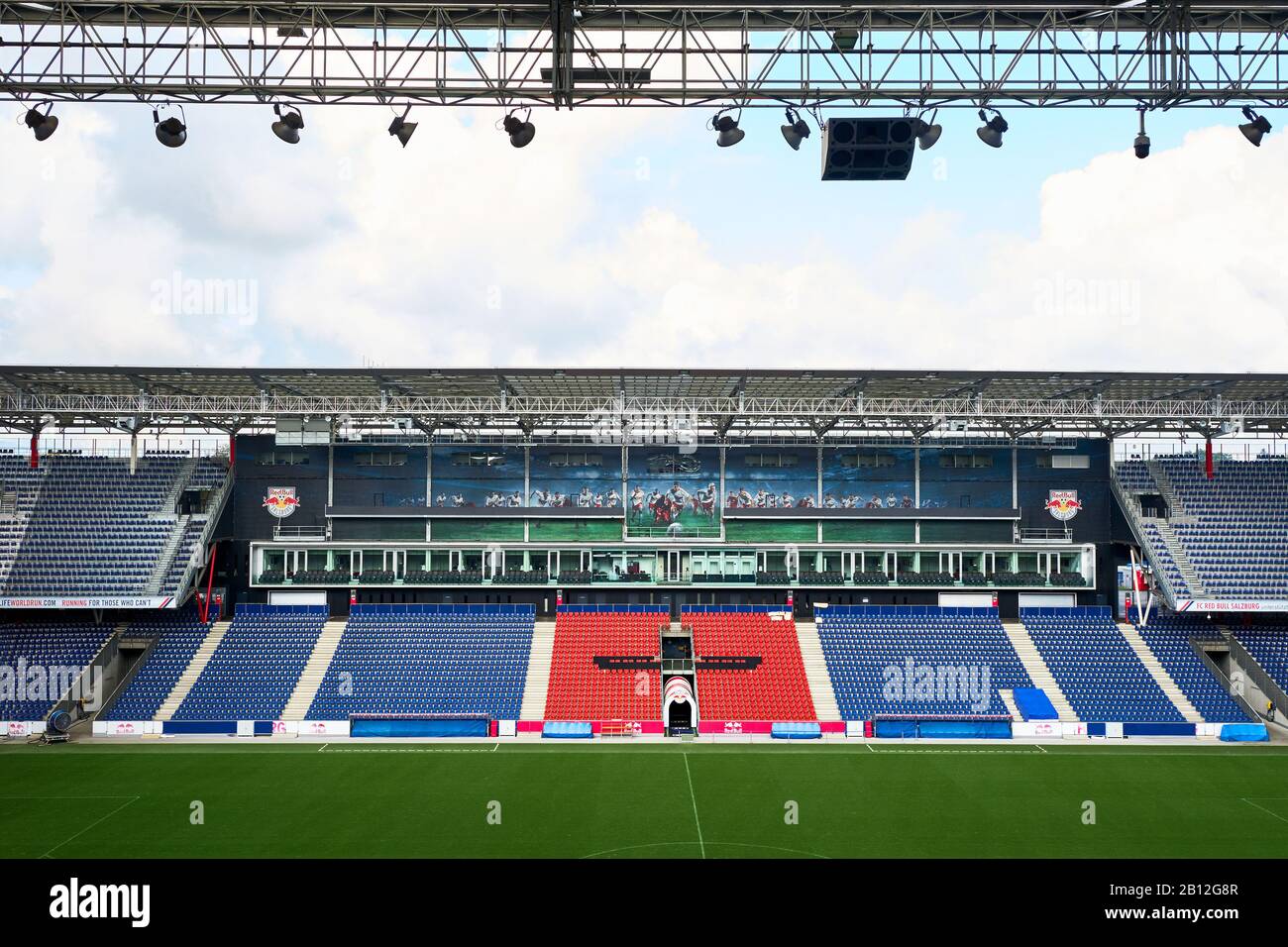 Blick auf den modernen Spielplatz des FC Red Bulls Salzburg Stadions Stockfoto