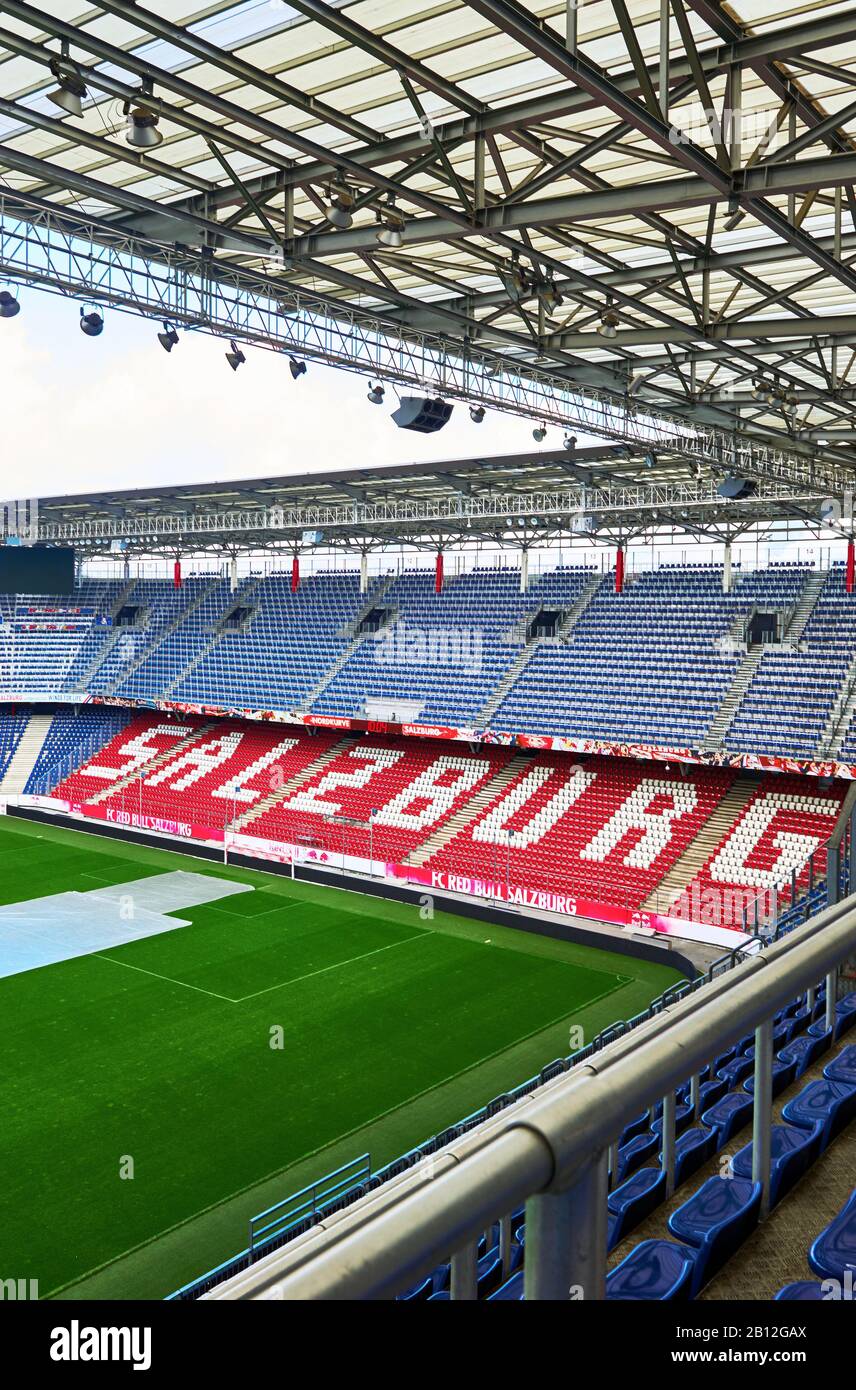 Blick auf den modernen Spielplatz des FC Red Bulls Salzburg Stadions Stockfoto