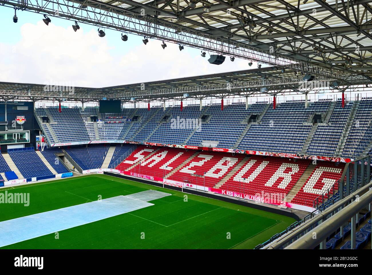 Blick auf den modernen Spielplatz des FC Red Bulls Salzburg Stadions Stockfoto