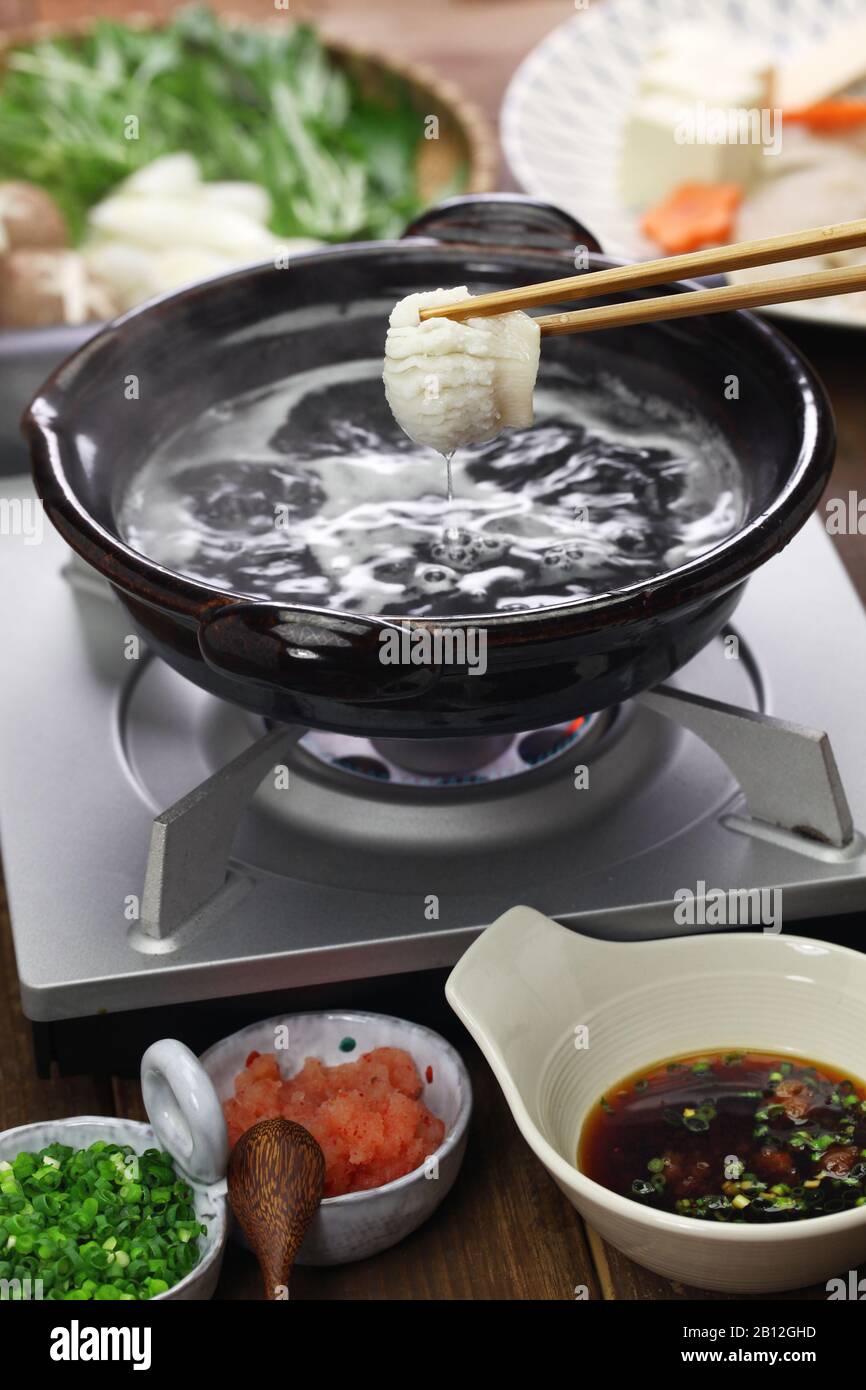 Es ist ein Gericht, bei dem knochengeschnittenes Konger-Hecht-Fleisch in kochendem Suppenvorrat Shabushabu ist. Stockfoto