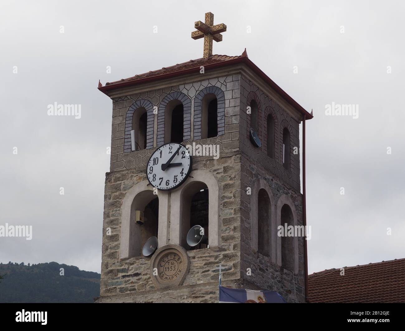 Uhrturm der Kirche des Heiligen Dimitrius von Saloniki in Agios Dimitrios, Pieria, Griechenland in der Nähe des Olympos. Stockfoto