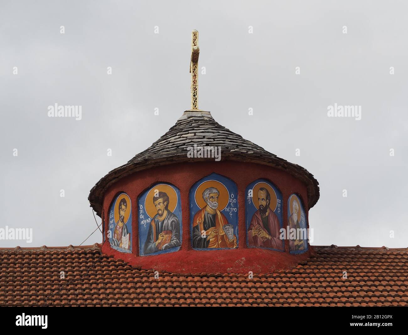 Bemalte Kuppel der Kirche des heiligen Dimitrius von Saloniki in Agios Dimitrios, Pieria, Griechenland, die fünf Heilige mit dem heiligen Petrus im Zentrum zeigt. Stockfoto