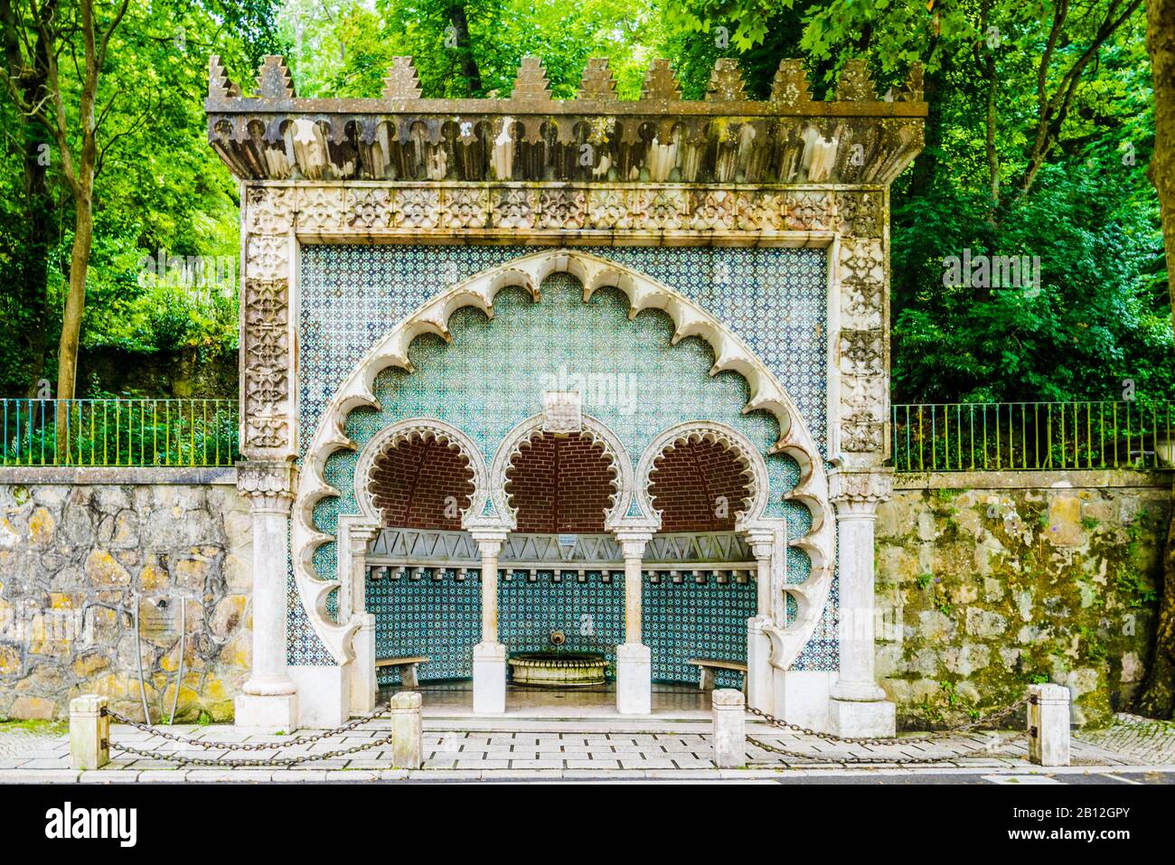 Frontalansicht des maurischen Brunnen in Sintra, Portugal Stockfoto