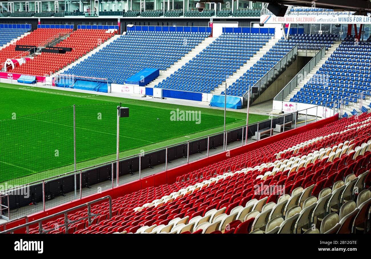 Blick auf den modernen Spielplatz des FC Red Bulls Salzburg Stadions Stockfoto