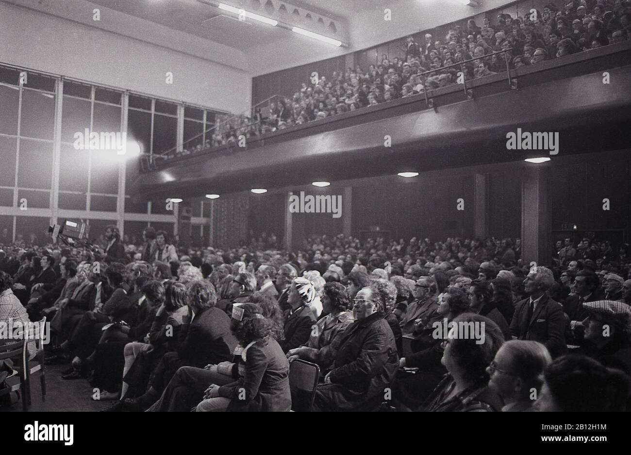 1960er Jahre, historisch, ein Publikum von Menschen, die in einem zweistufigen Auditorium bei einer politischen Veranstaltung der Labour Party sitzen und Harold Wilson hören, der Labour-Führer, eine Rede in South London, England, Großbritannien. Stockfoto