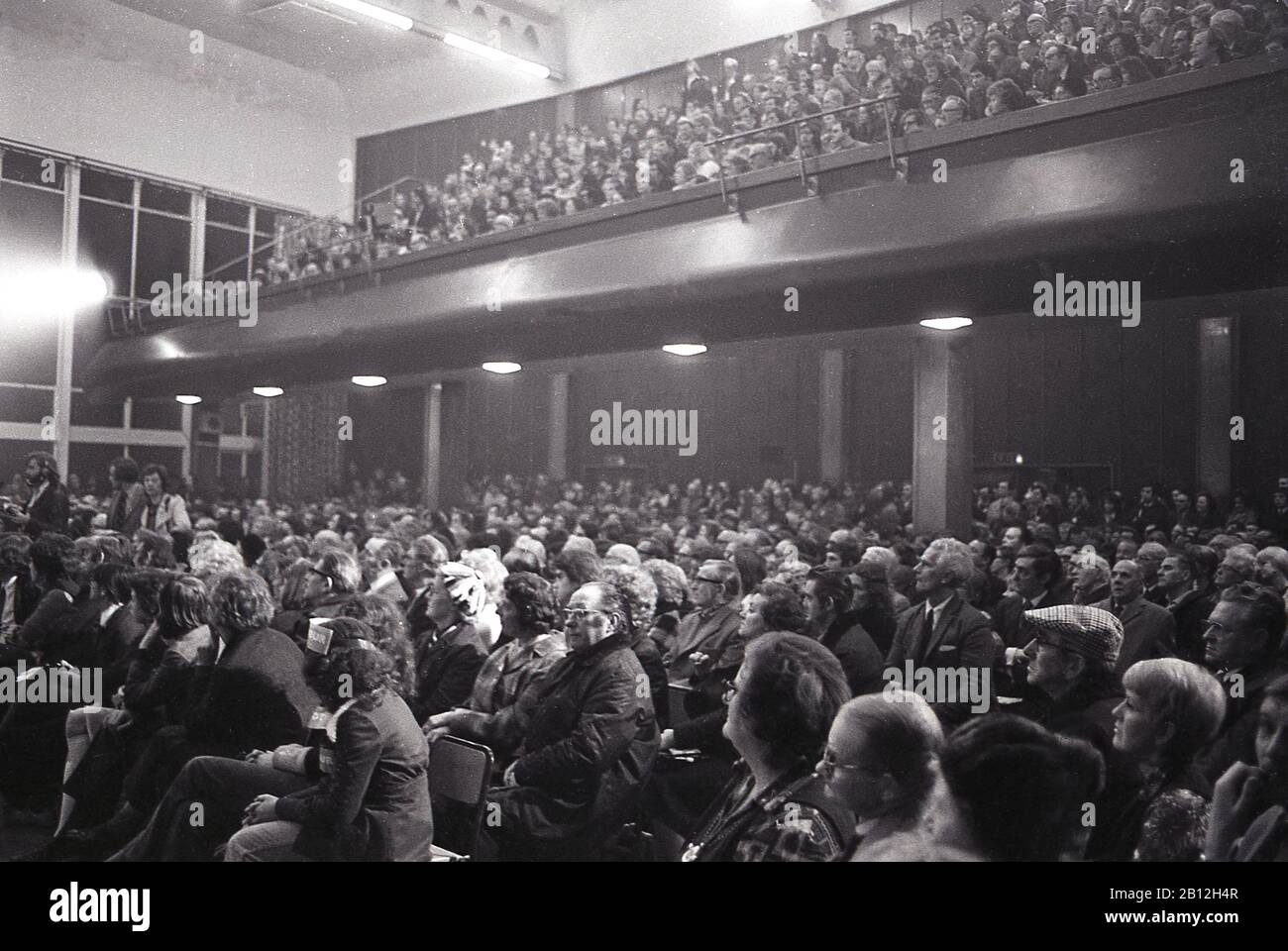 1960er Jahre, historisch, ein Publikum von Menschen, die in einem zweistufigen Auditorium bei einer politischen Veranstaltung der Labour Party sitzen und Harold Wilson hören, der Labour-Führer, eine Rede in South London, England, Großbritannien. Stockfoto