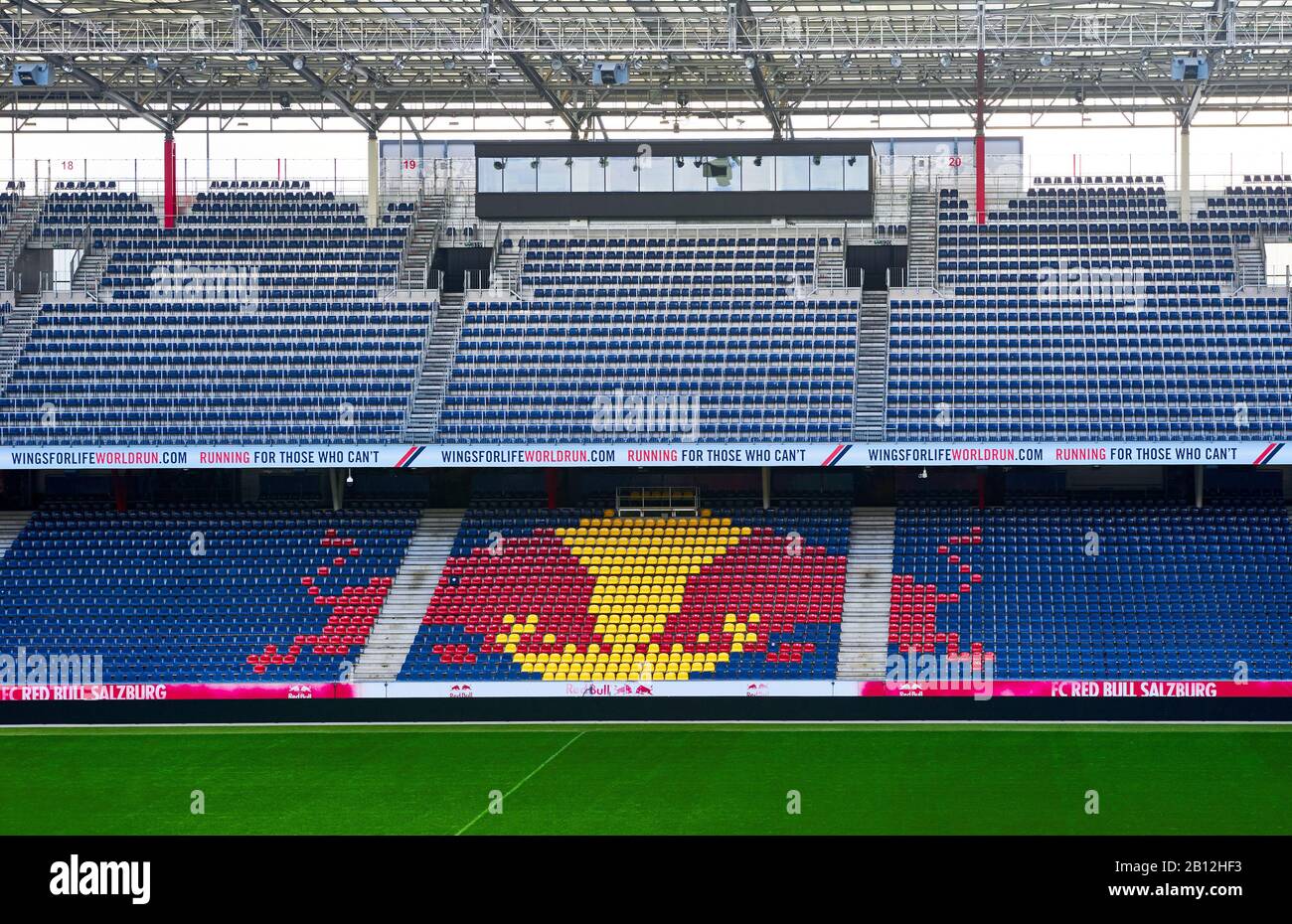 Blick auf den modernen Spielplatz des FC Red Bulls Salzburg Stadions Stockfoto