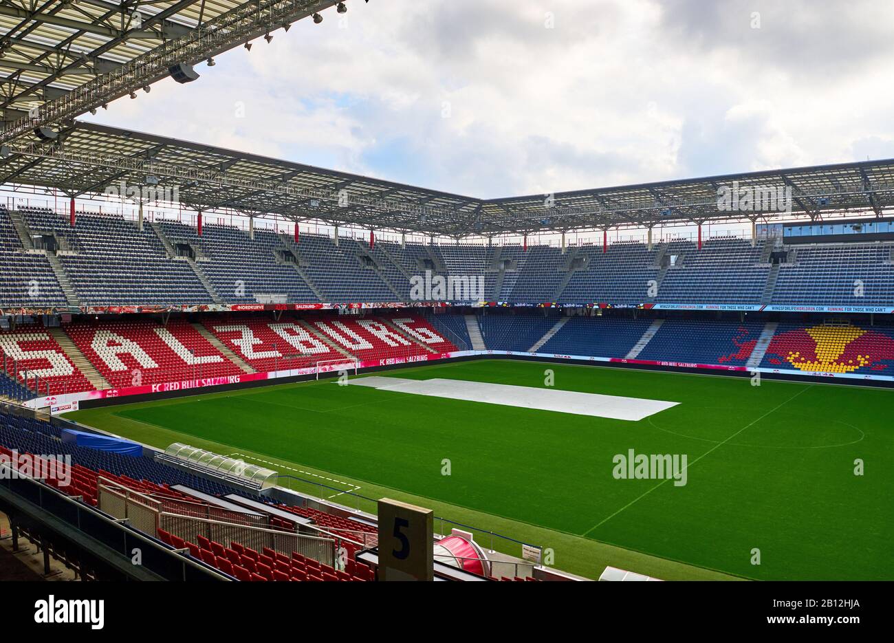 Blick auf den modernen Spielplatz des FC Red Bulls Salzburg Stadions Stockfoto