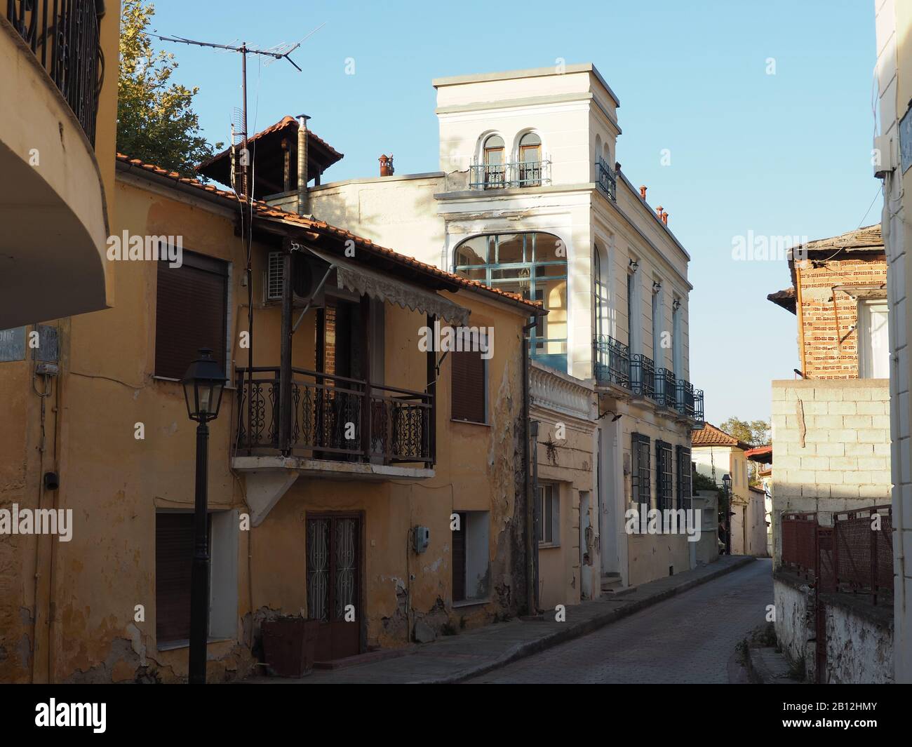 Straßenszene in Eleftheroupoli, Pangaio, Ostmakedonien und Thrakien, Griechenland, die alte, traditionelle Gebäude zeigt, einige müssen repariert werden. Stockfoto