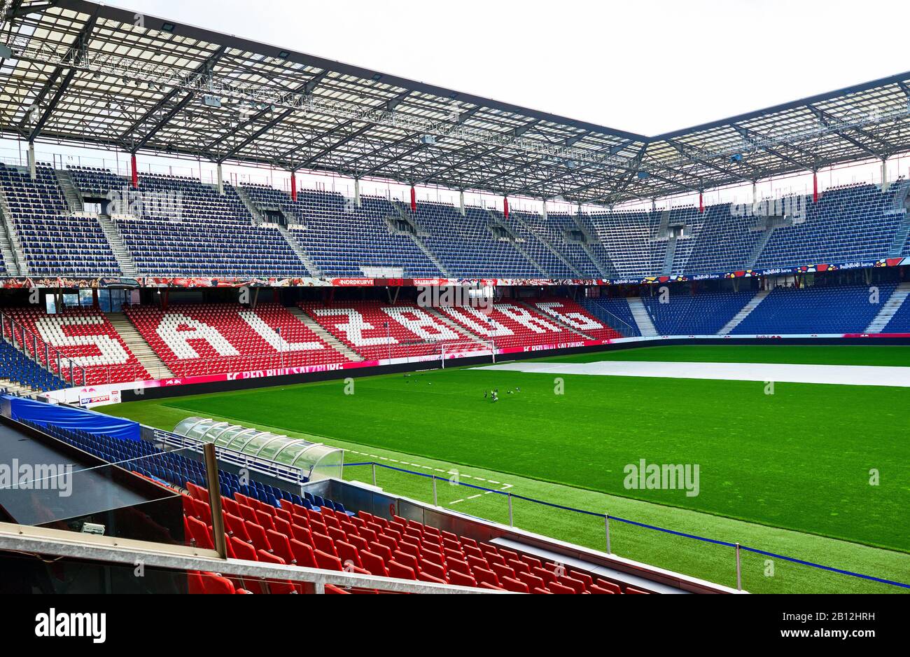 Blick auf den modernen Spielplatz des FC Red Bulls Salzburg Stadions Stockfoto