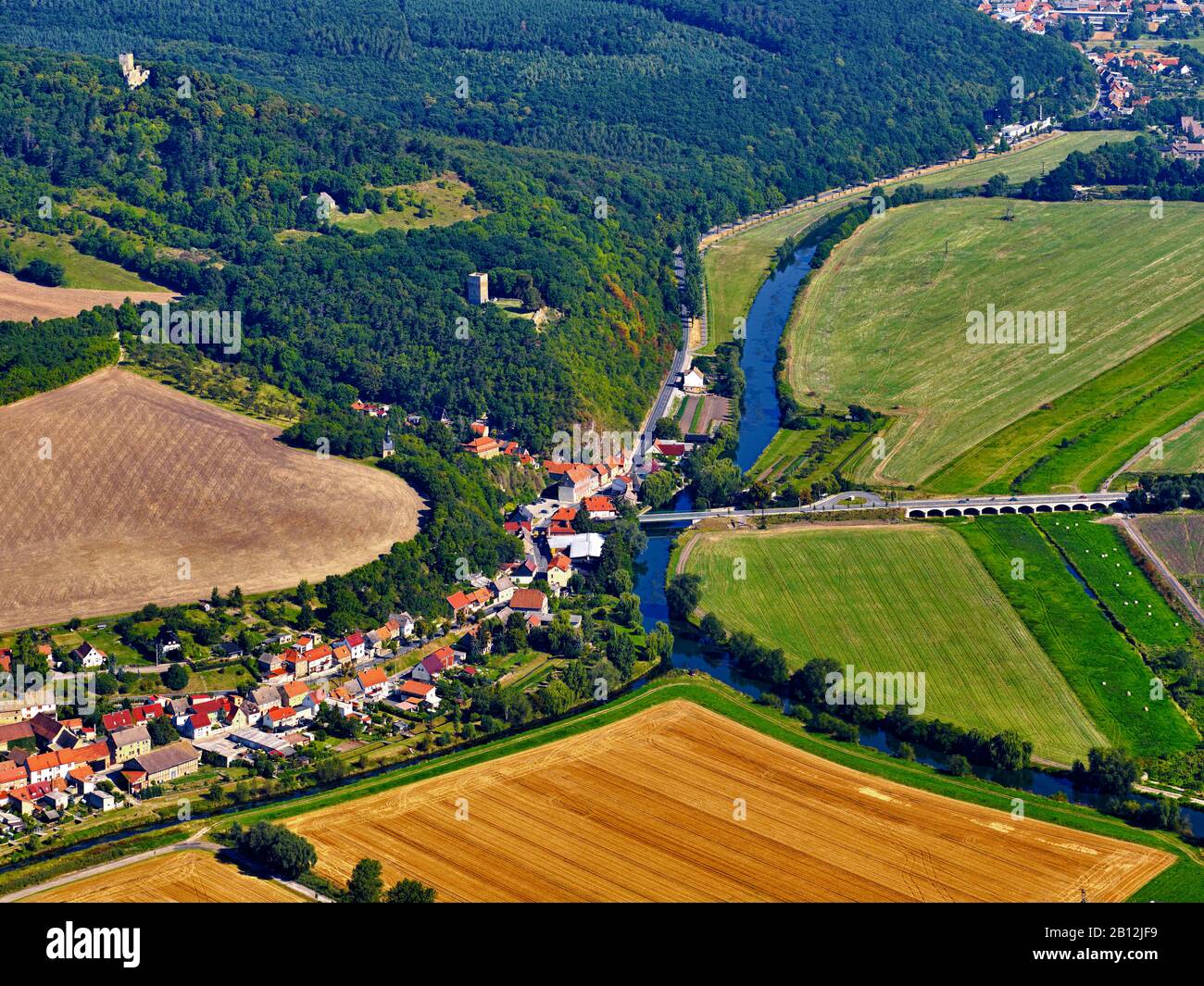 Luftbild der Thüringer Pforte mit den Burgen der Sachsenburg in der Unstrut, Thüringen, Deutschland Stockfoto