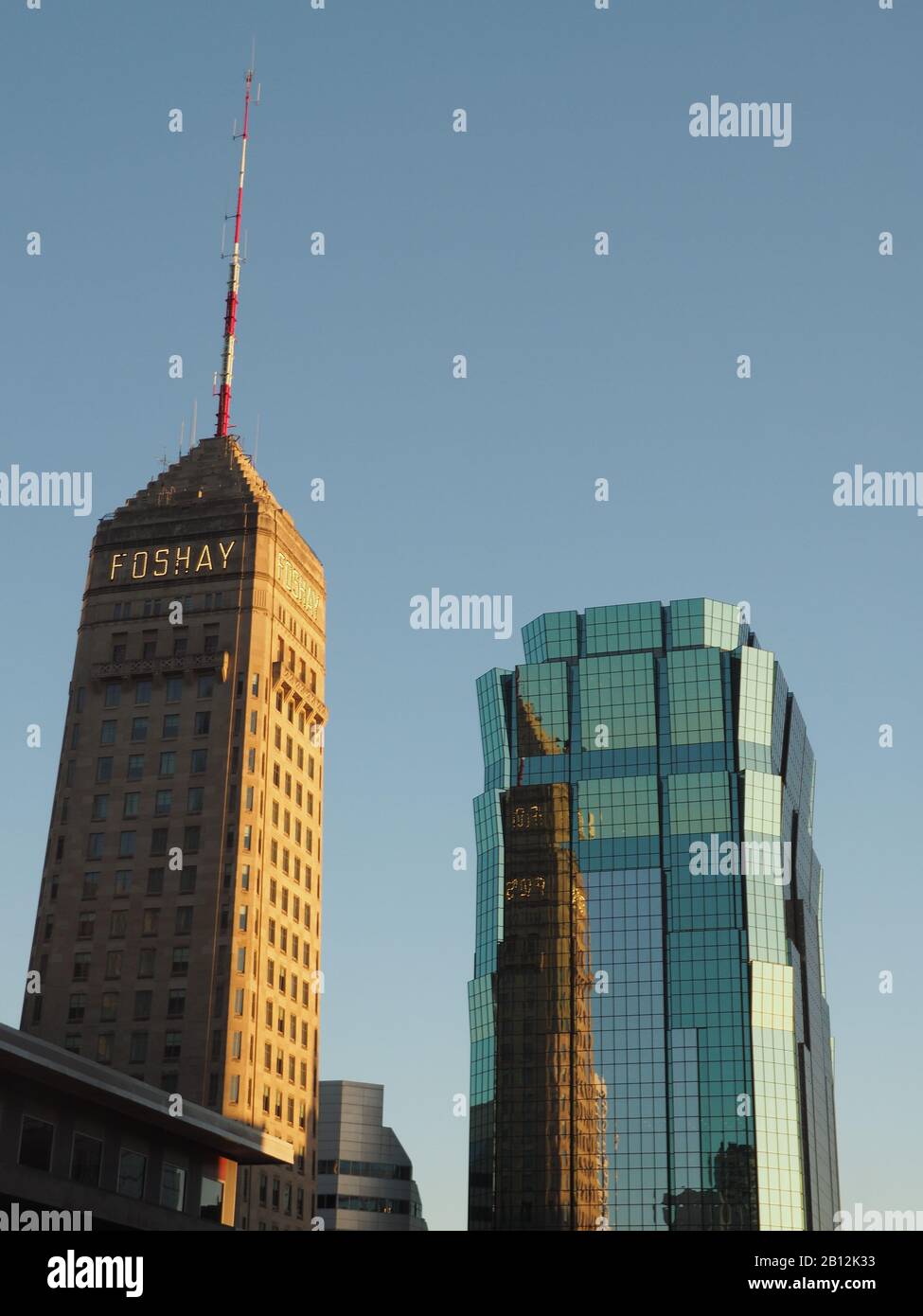 At&T Tower in Minneapolis, Minnesota, USA, was das Foshay Building auf der linken Seite widerspiegelt. Stockfoto