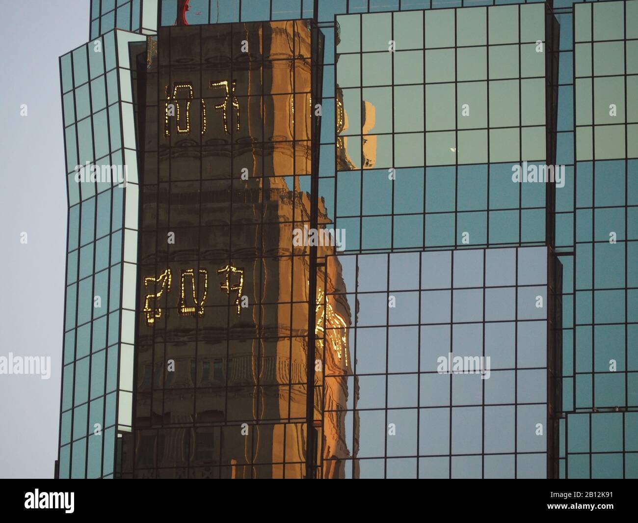 At&T Tower in Minneapolis, Minnesota, USA, was das Foshay-Gebäude widerspiegelt Stockfoto