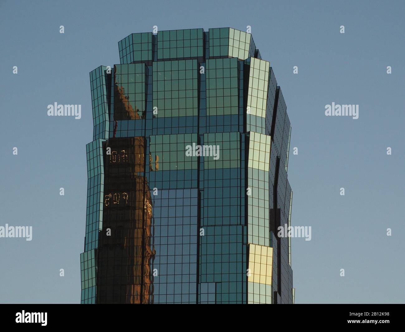 At&T Tower in Minneapolis, Minnesota, USA, was das Foshay-Gebäude widerspiegelt Stockfoto