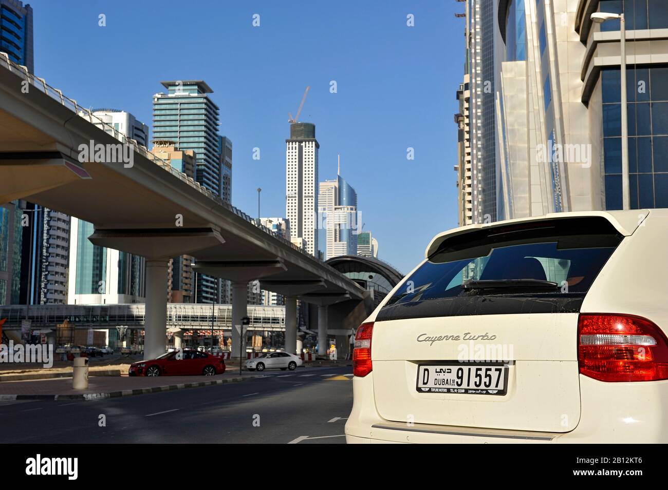 Metrolinie der RTA, moderne Architektur, Scheich Zayed Road, Dubai Financial District, Vereinigte Arabische Emirate, Naher Osten Stockfoto