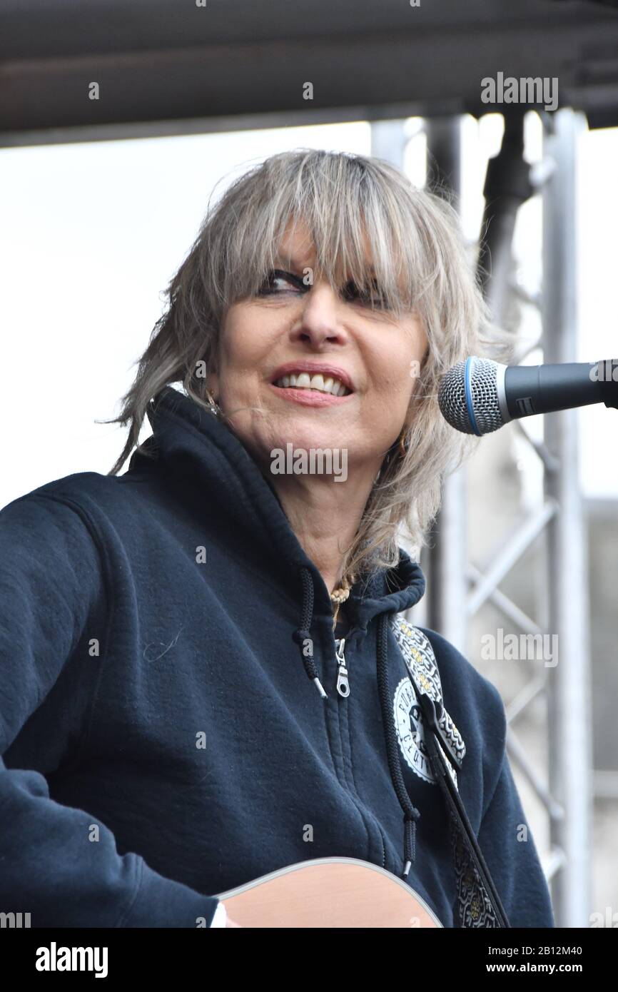 London, Großbritannien. Februar 2020. Chrissie Hynde preformt beim Protest gegen Julian Assange Auslieferung Freie Rede ist keine Verbrechen, am 21.02.2020 in London, UK Credit: Picture Capital/Alamy Live News Stockfoto