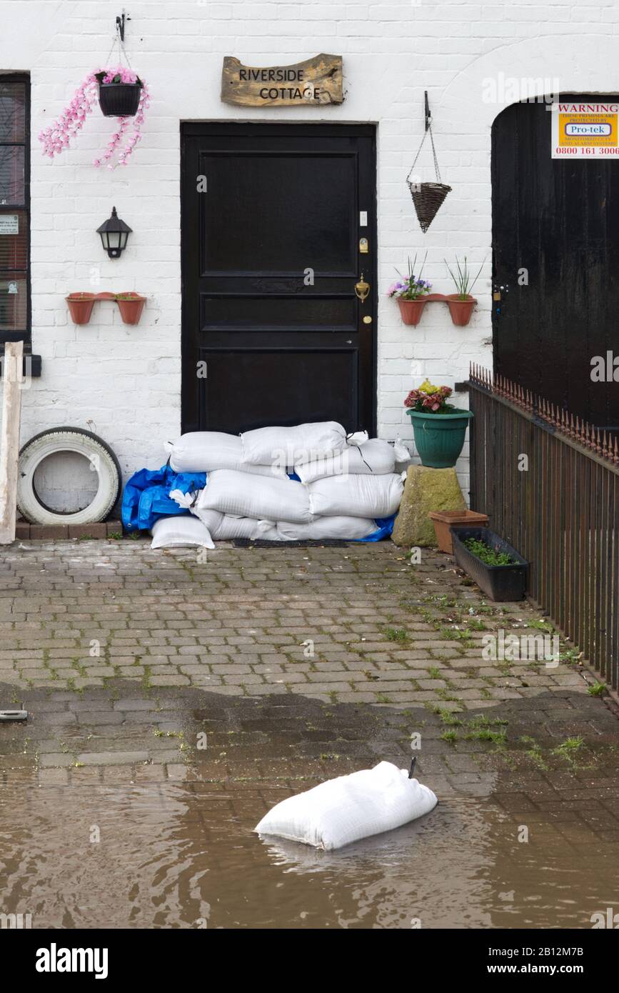 Haustür des Riverside Cottage mit Sandsäcken geschützt, um Überschwemmungen in Upton upon Severn zu verhindern Stockfoto