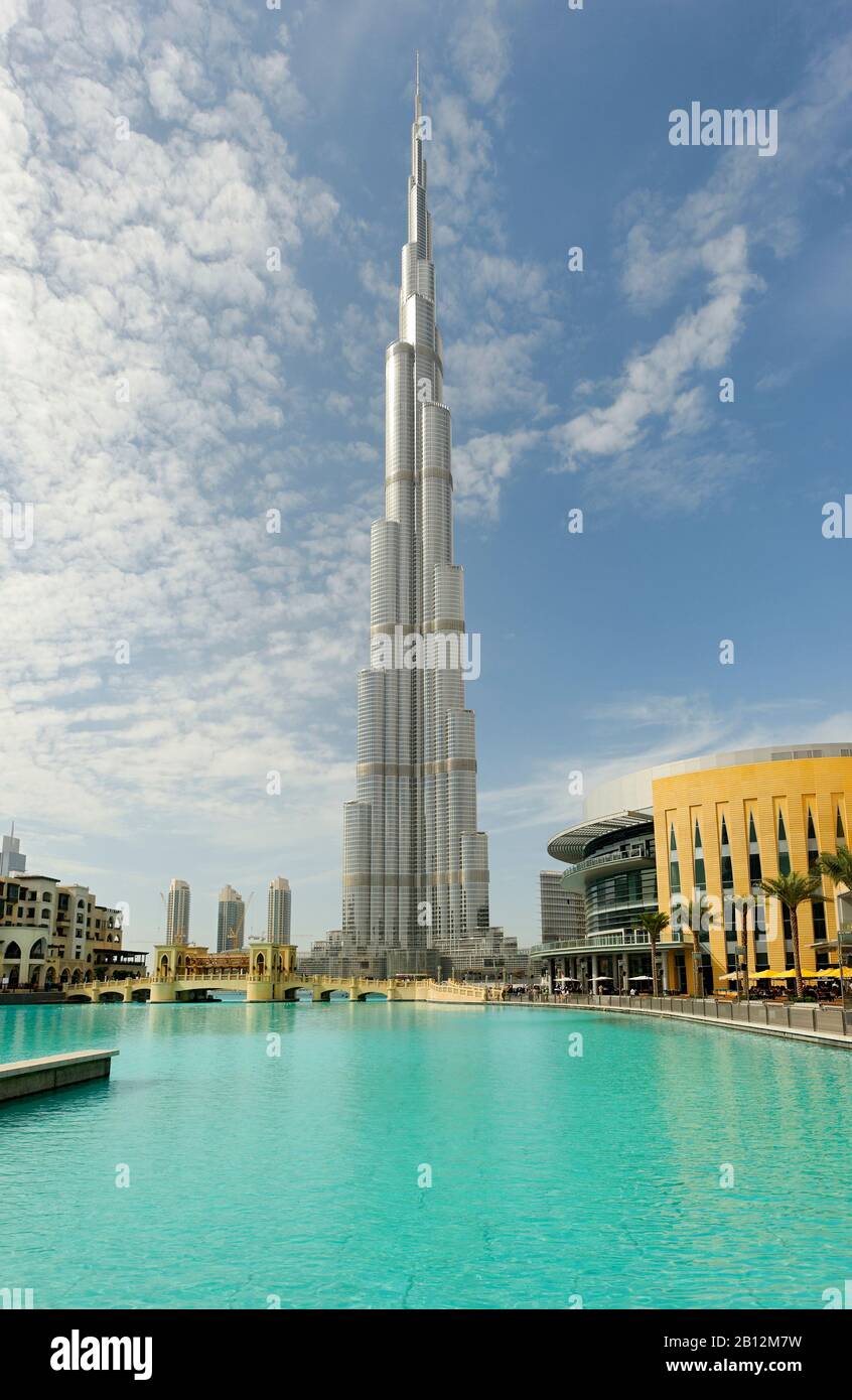 Burj Khalifa und der Außenbereich der Dubai Mall, Dubai, Vereinigte Arabische Emirate Stockfoto