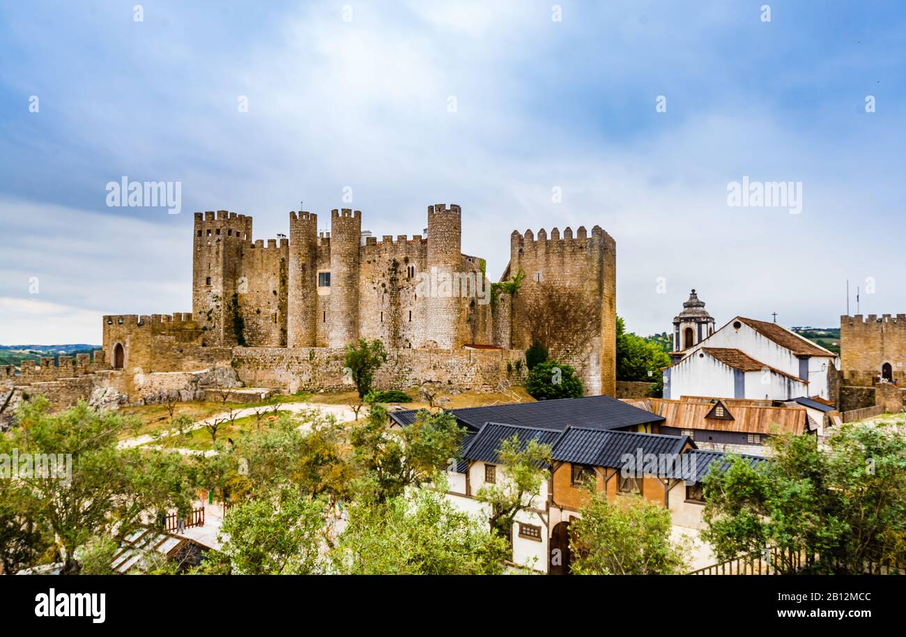 Blick auf die mittelalterliche Burg im portugiesischen Dorf Obidos, Portugal Stockfoto