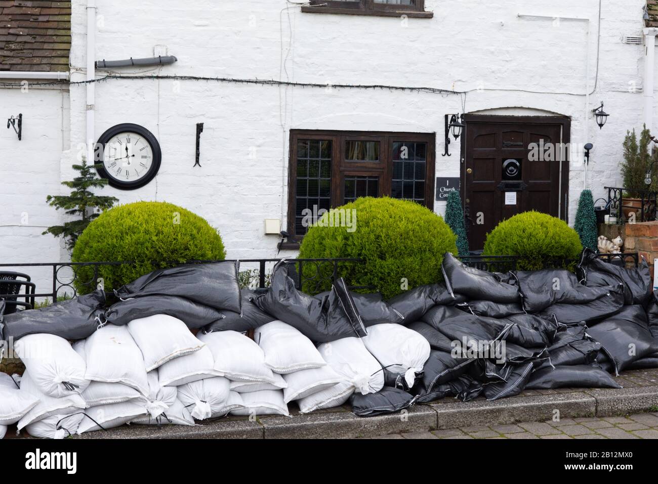 Sandsäcke schützen ein Gebäude vor dem Hochwasser in Upton upon Severn Stockfoto