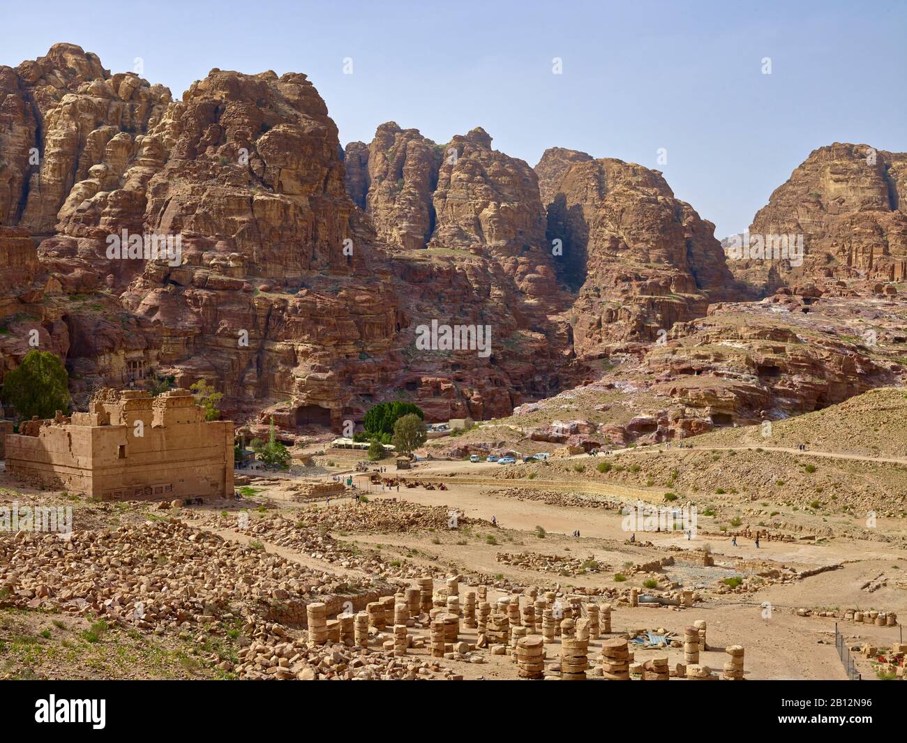 Wadi Musa mit dem Qasr el Bint (Großer Tempel) in der Felsenstadt Petra, Jordanien, Naher Osten Stockfoto