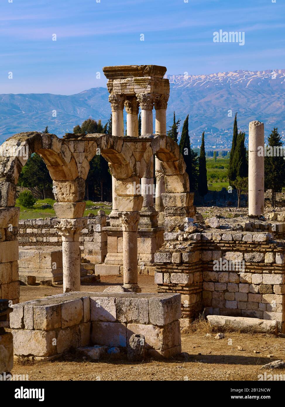 Libanon-Gebirge und Tetrapylon der antiken Stadt Anjar, was Haoush Mousa, Libanon, Naher Osten bedeutet Stockfoto