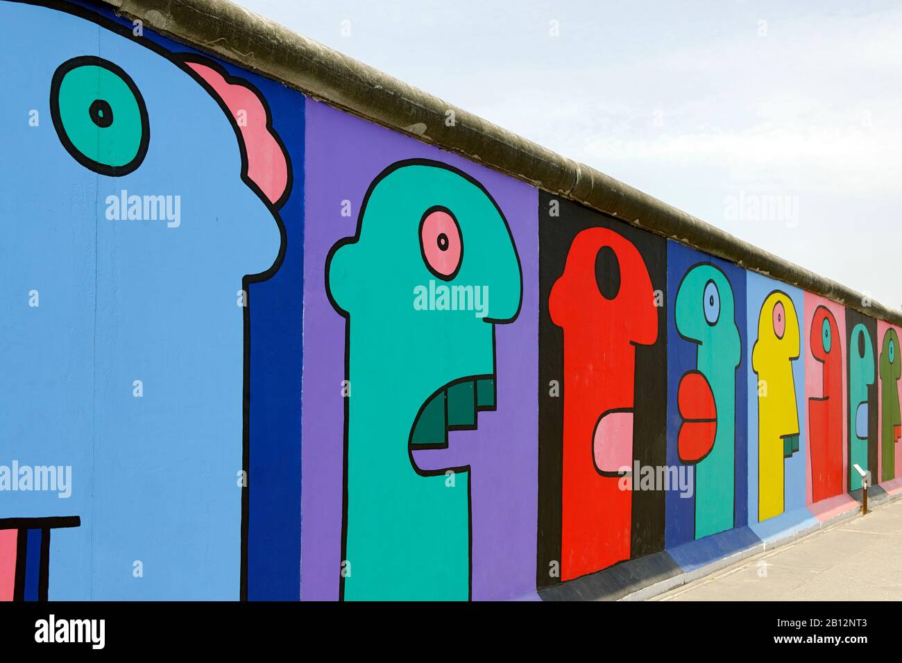 Kunstwerke von Thierry Noir, Berliner Mauer, ehemalige Grenzmauern der DDR, East Side Gallery, Muehlenstraße, Friedrichshain, Ostbahnhof, Berlin, Deutschland, Europa Stockfoto
