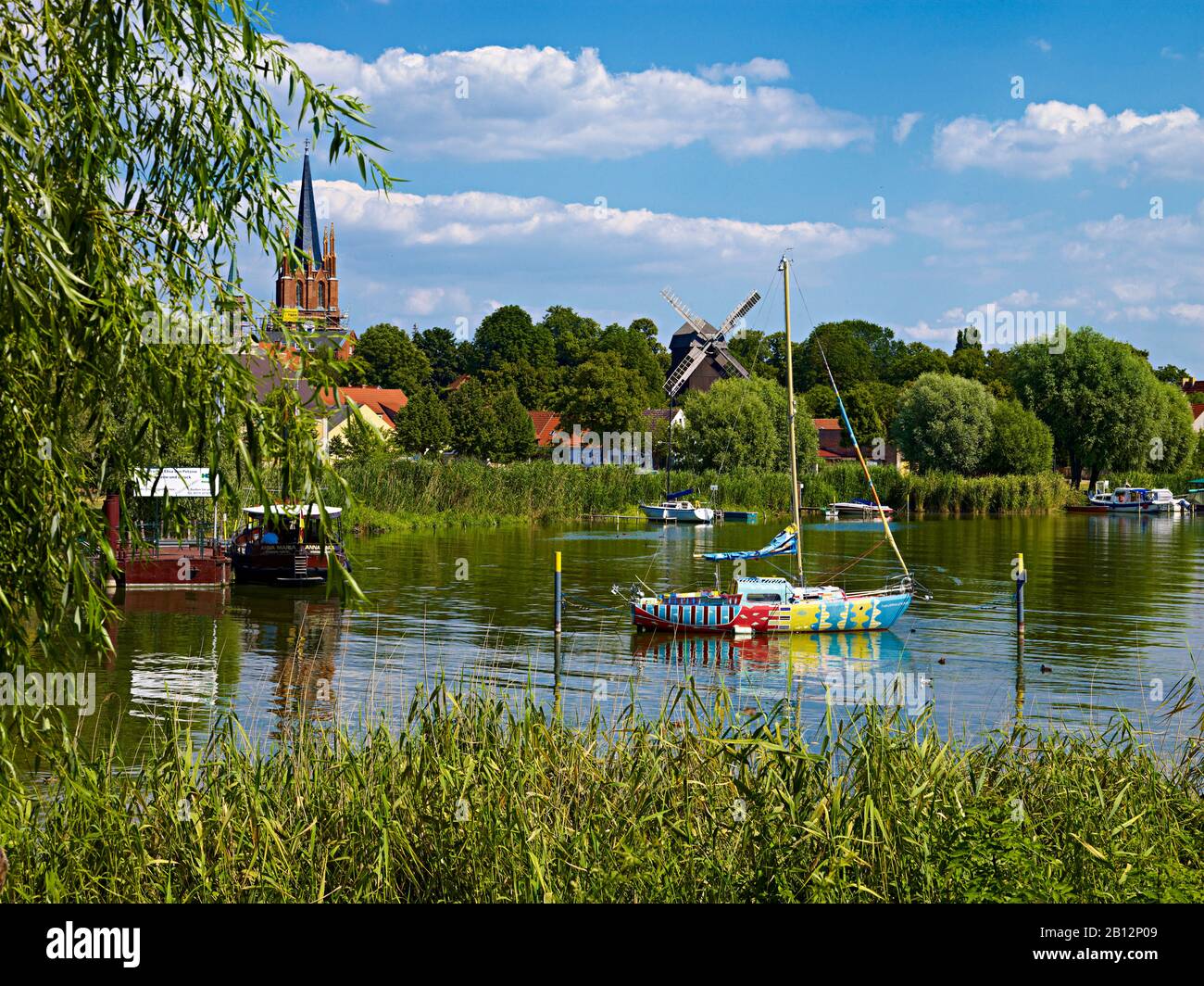 Historische Innenstadt mit Windmühle und segelboot Havelwunder in Werder, Brandenburg, Deutschland Stockfoto