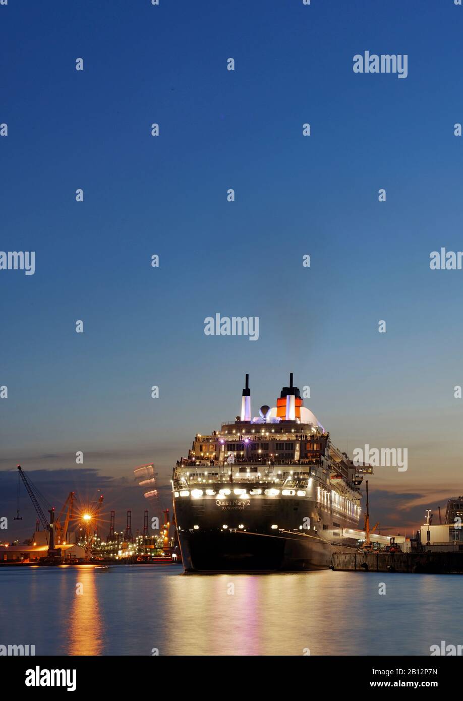 Luxus-Ozeandampfer Queen Mary II in der Dämmerung, Grasbrook, HafenCity, Bezirk Hamburg-Mitte, Hamburg Deutschland, Europa Stockfoto