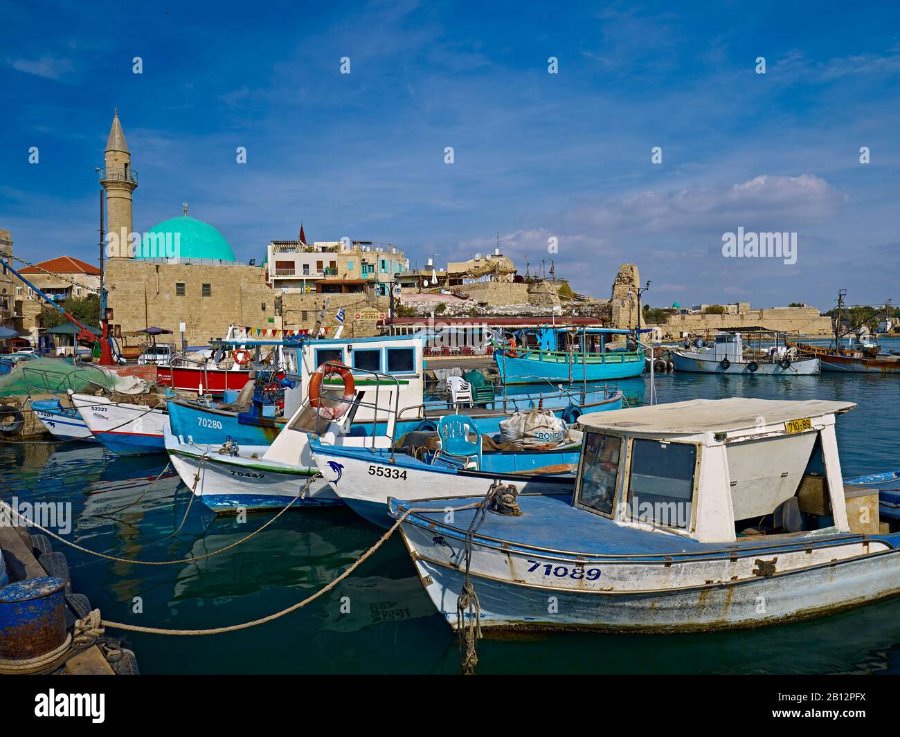 Hafen mit Sinan-Pascha-Moschee in Akko bei Haifa, Israel Stockfoto