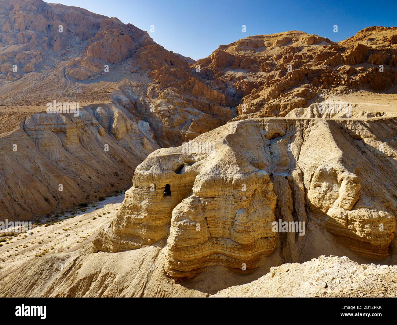 Landschaft mit Höhlen von Qumran in der Nähe des Toten Meeres, Israel, Naher Osten Stockfoto