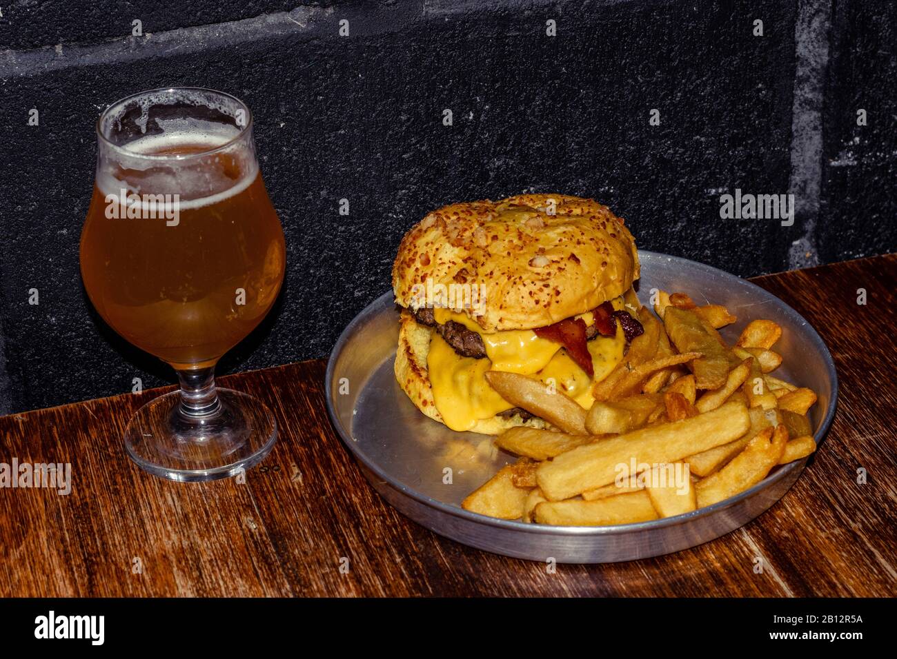 Hamburger und Pommes frites Stockfoto