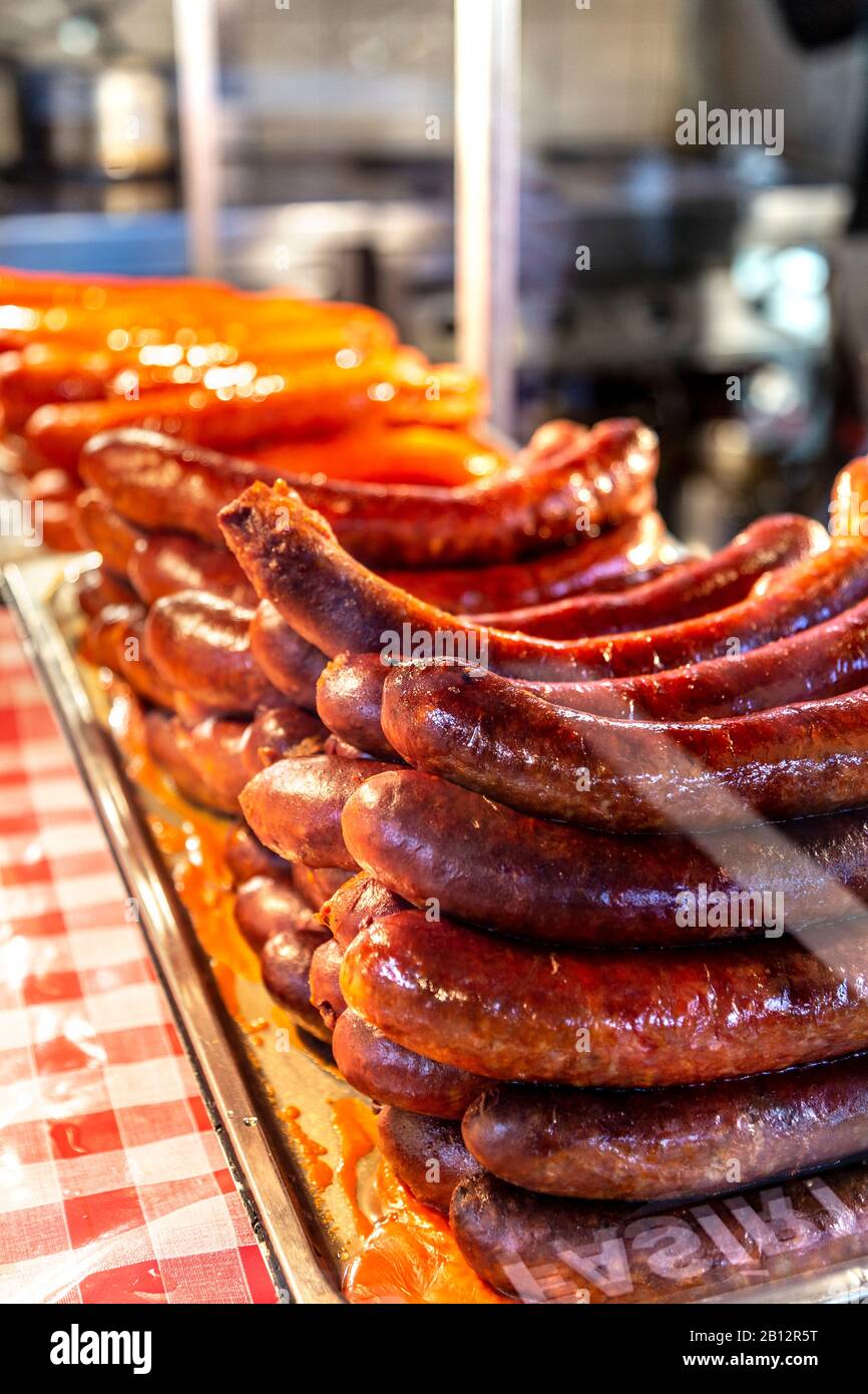 Würste an einem Imbissstand in der Großen Markthalle (Nagyvásárcsarnok), Budapest, Ungarn Stockfoto