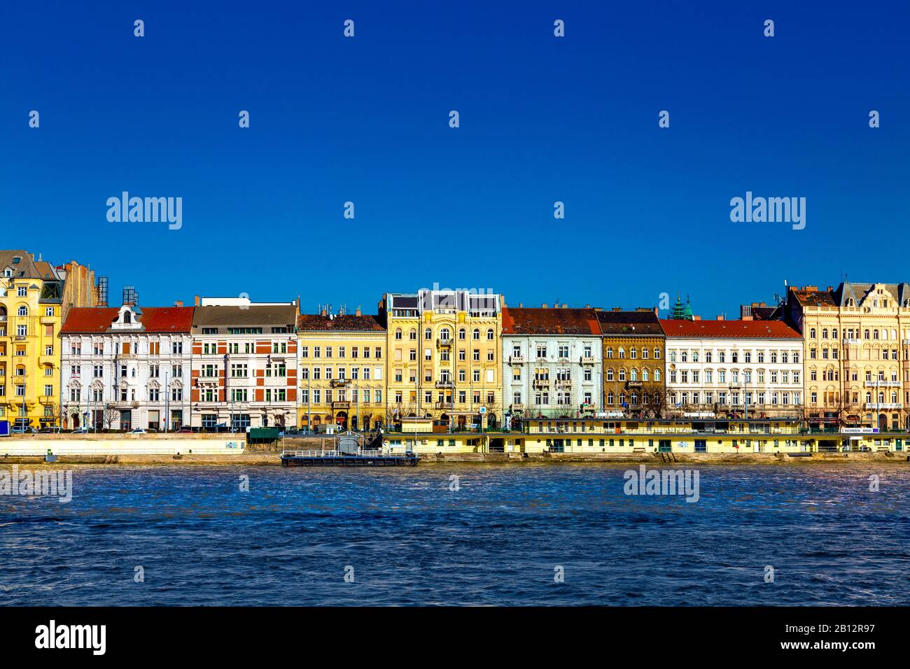 Blick auf das östliche Flussufer der Stadt, Donau, Häuserzeile, Budapest, Ungarn Stockfoto
