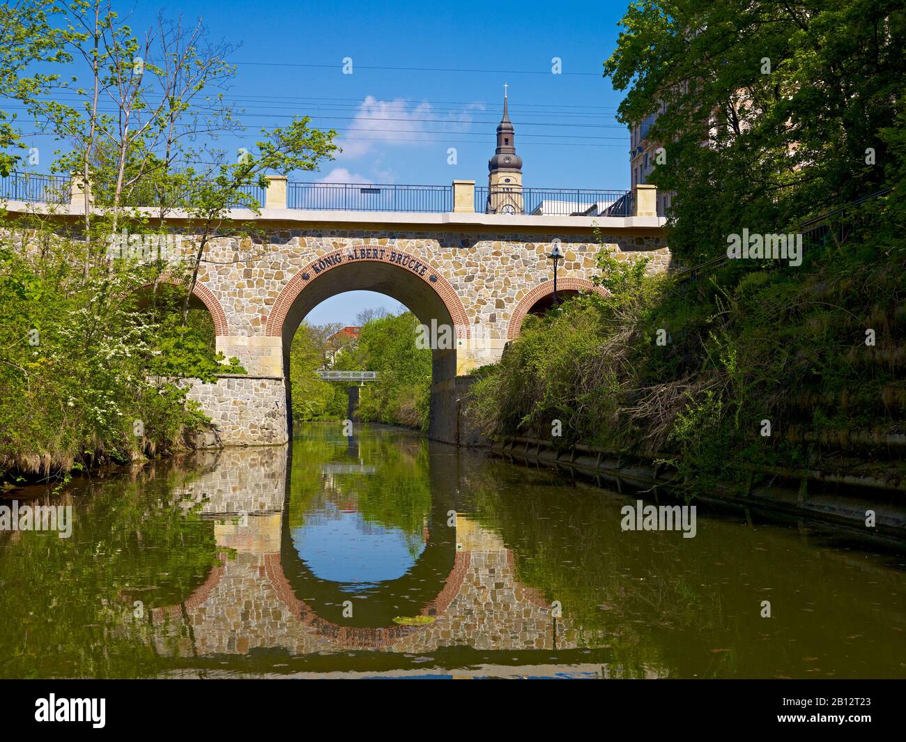 King Albert Bridge und St. Philip Church in Leipzig, Sachsen, Deutschland Stockfoto