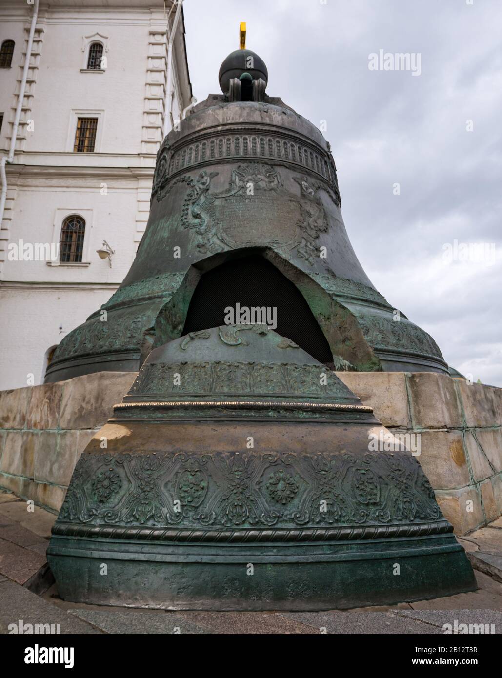 Die größte bronzene gesprungene Glocke der Welt, Zar-Bell oder Königsglocke, Kreml, Moskau, Russische Föderation Stockfoto