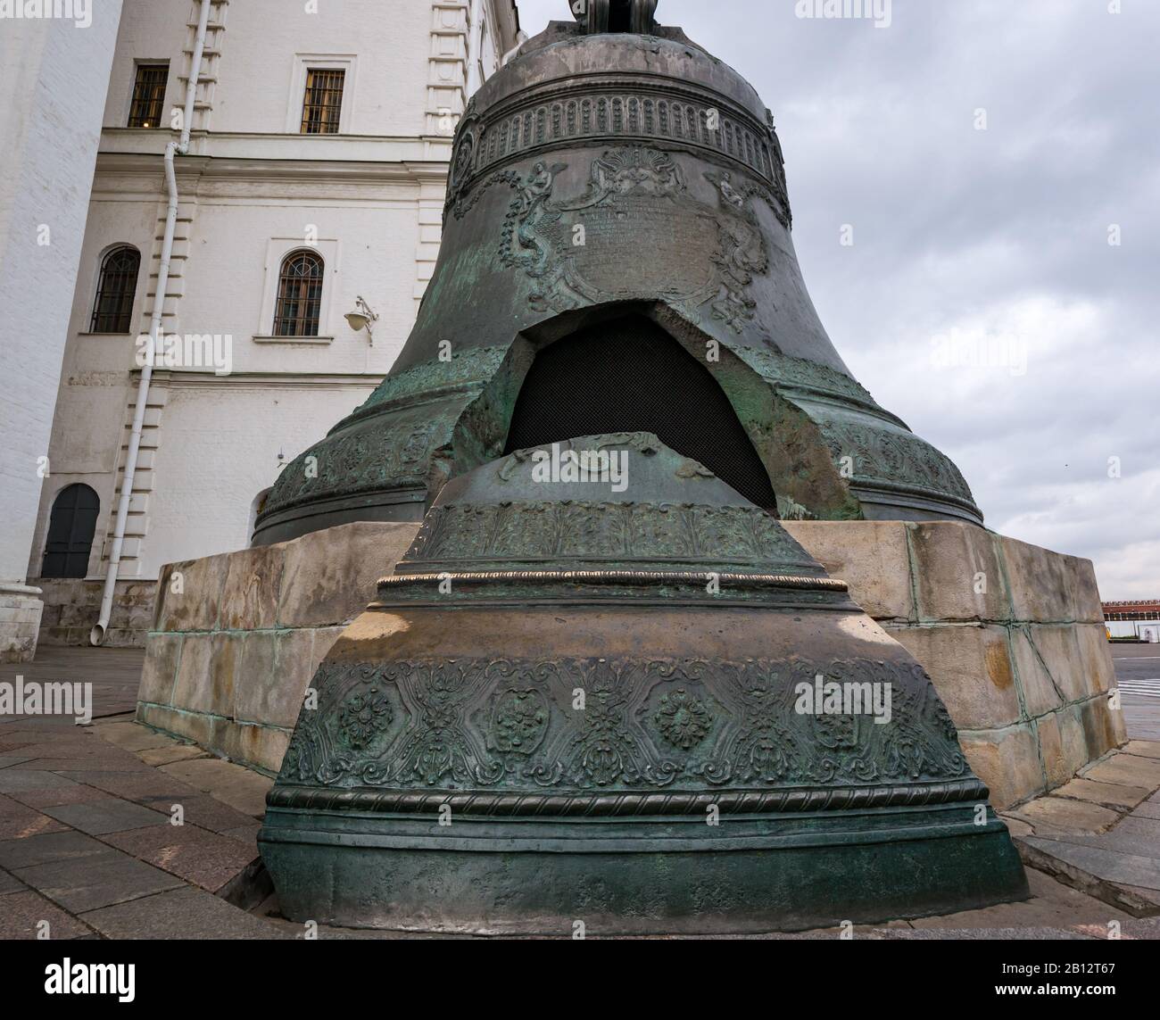 Die größte bronzene gesprungene Glocke der Welt, Zar-Bell oder Königsglocke, Kreml, Moskau, Russische Föderation Stockfoto