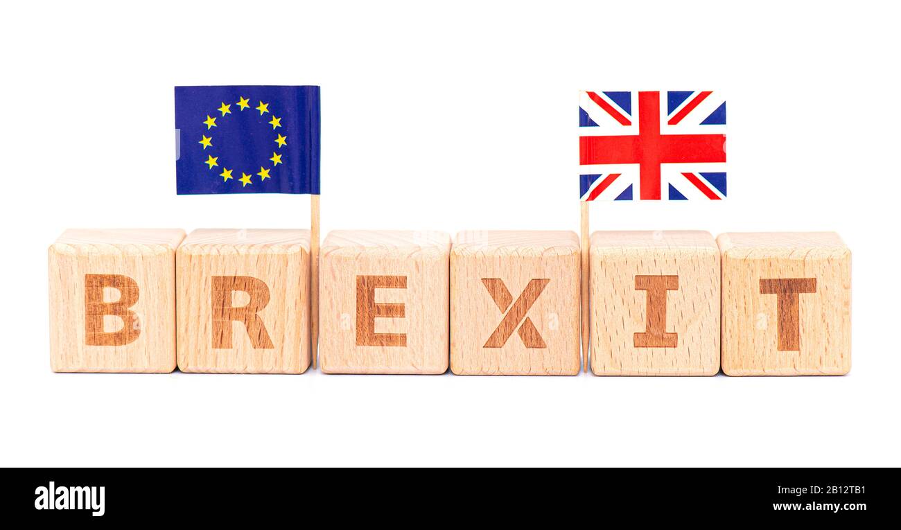 Brexit Wort von Holzblöcken und Flaggen der EU und Großbritanniens, Konzeptbild Stockfoto